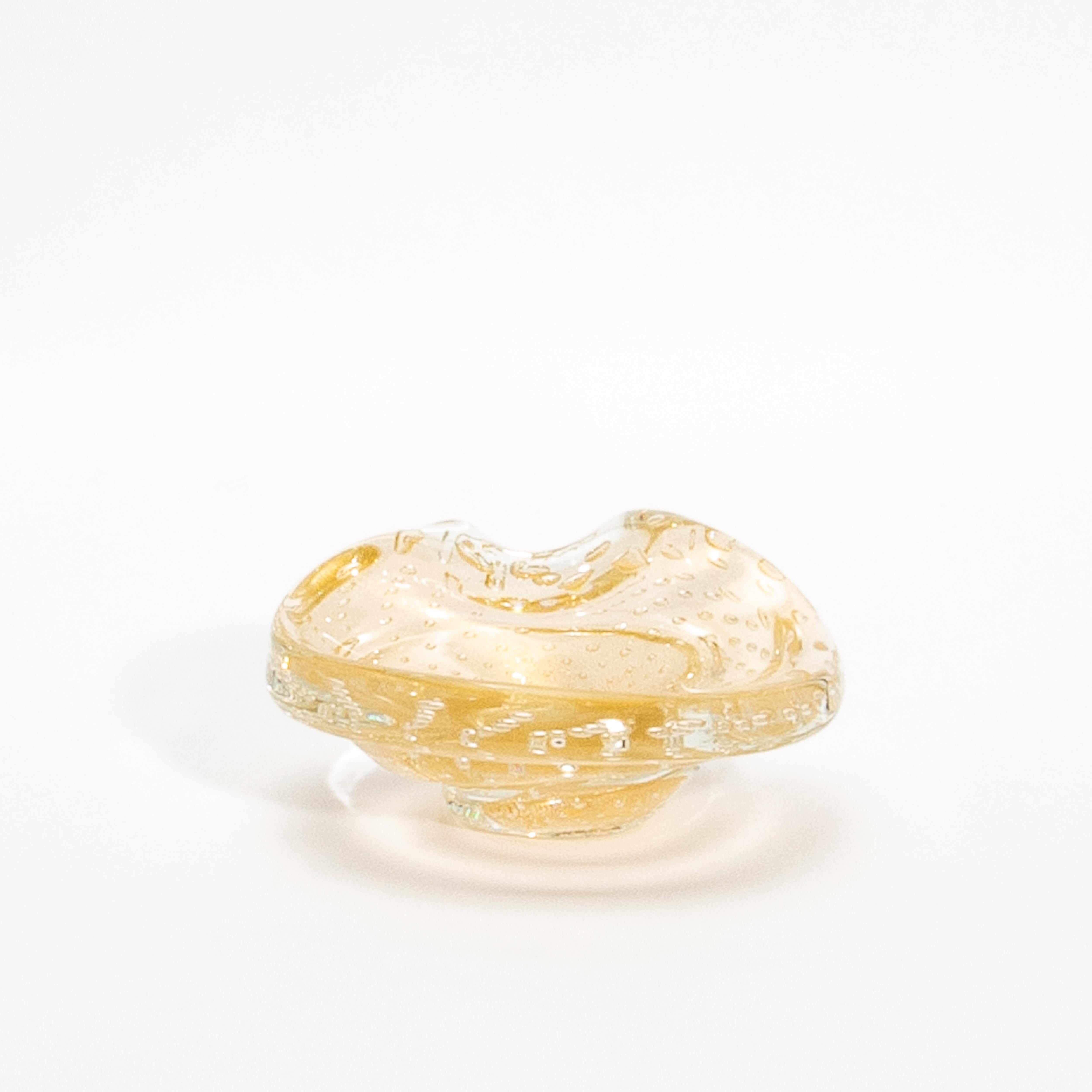 Hand-Blown Murano Dish with 24-Karat Gold Flecks and Bullicante Detailing For Sale 2