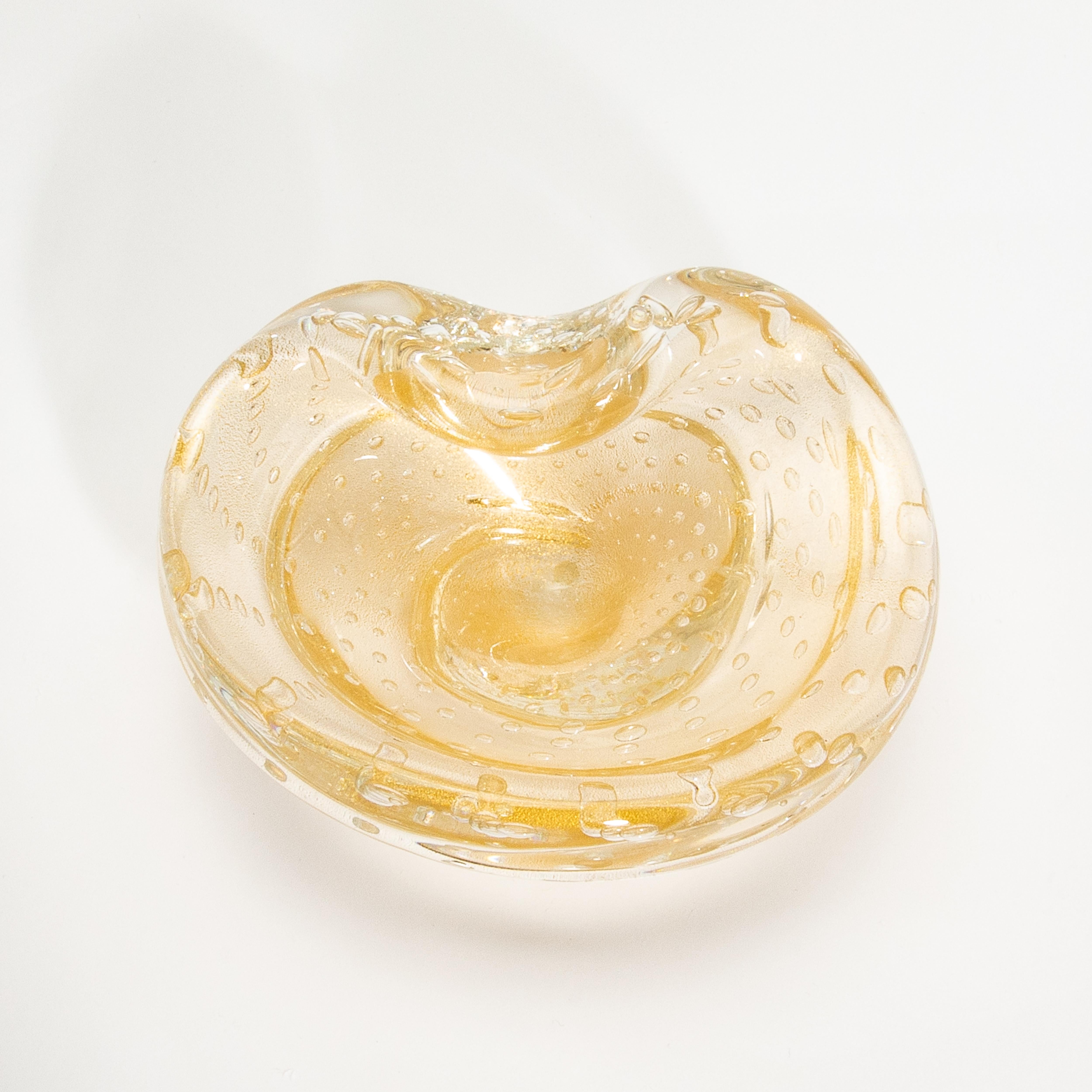 Hand-Blown Murano Dish with 24-Karat Gold Flecks and Bullicante Detailing In New Condition For Sale In West Hollywood, CA