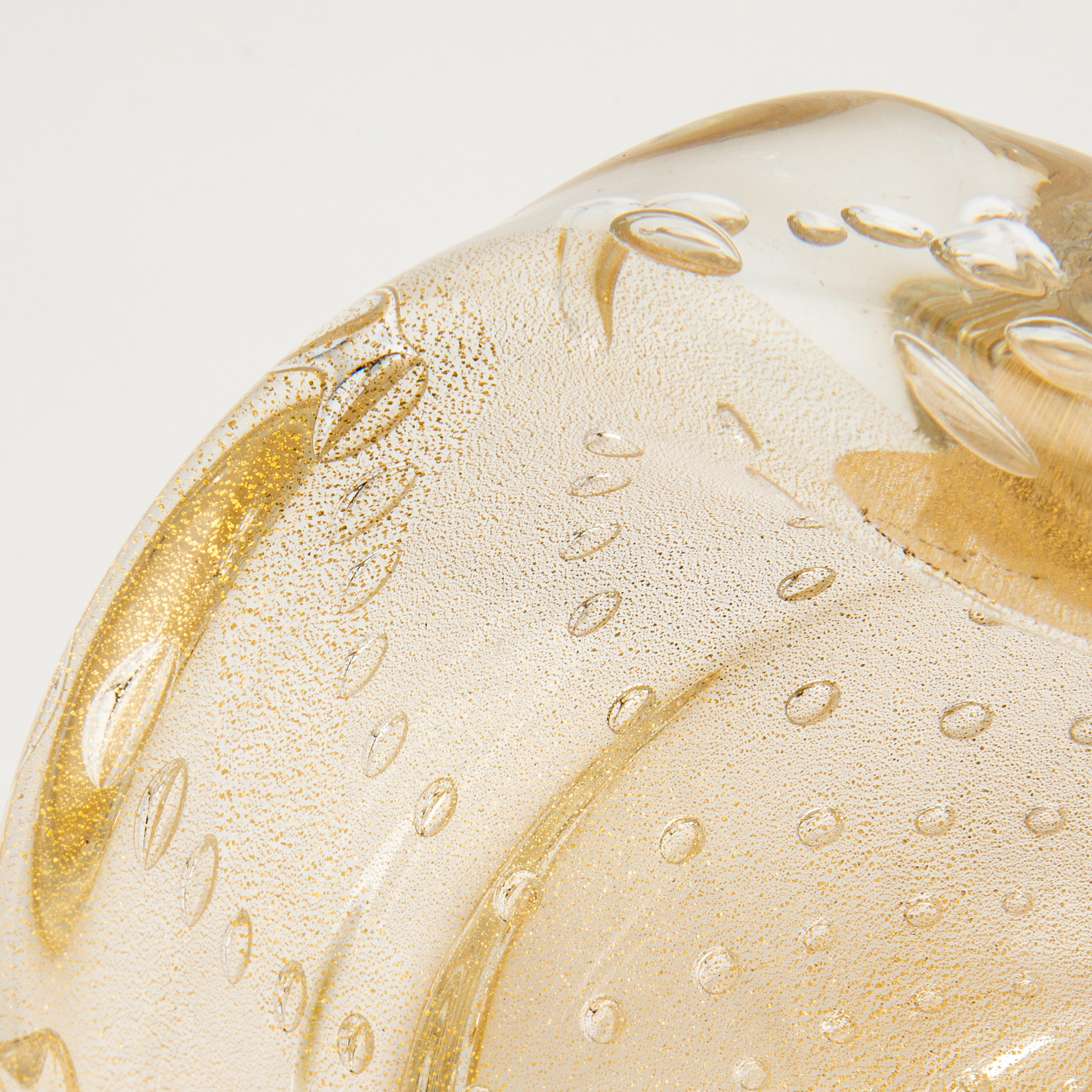 Hand-Blown Murano Dish with 24-Karat Gold Flecks and Bullicante Detailing For Sale 1