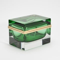 Boîte en verre de Murano vert émeraude soufflé à la main, avec des ferrures en laiton poli
