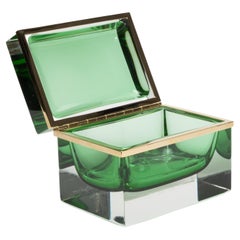 Boîte en verre de Murano vert émeraude soufflé à la main, avec des ferrures en laiton poli