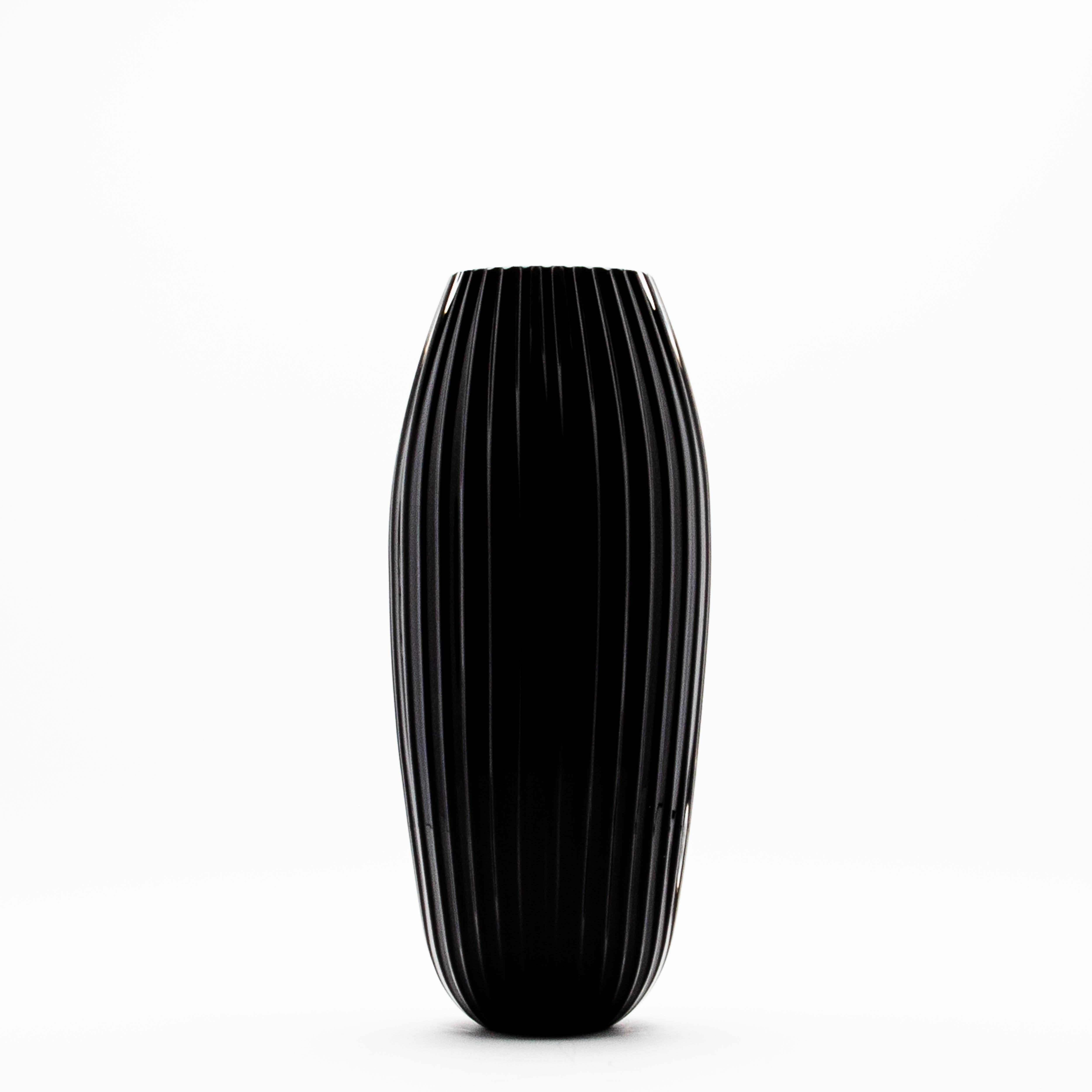 Italiano Vaso moderno extra alto di Murano soffiato a mano in nero onice in vendita