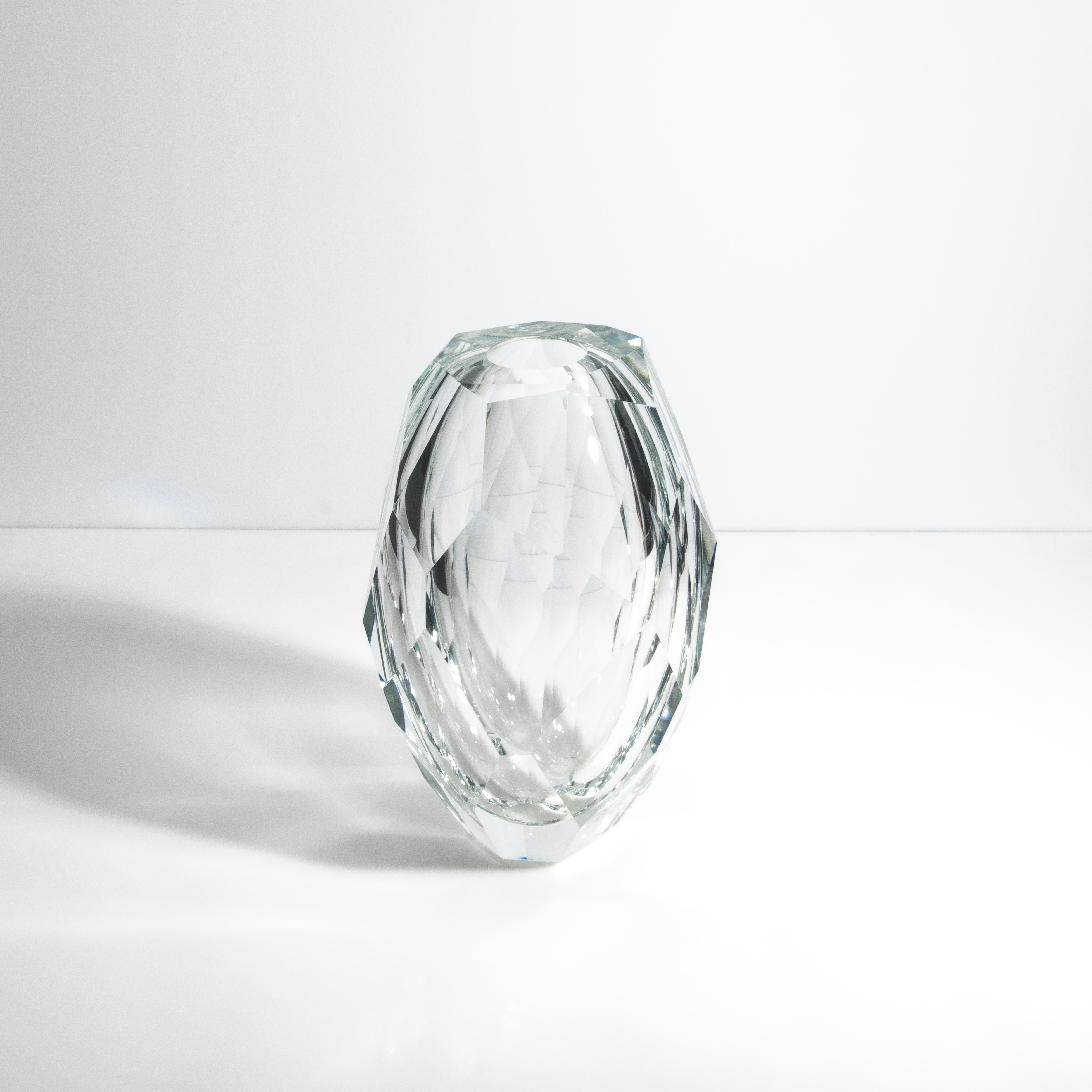 Ti presentiamo uno dei gioielli più preziosi del nostro showroom, una meraviglia di artigianato e un faro di pura raffinatezza; questo straordinario pezzo, con le sue intricate sfaccettature e la sua presenza cristallina, attira l'attenzione e