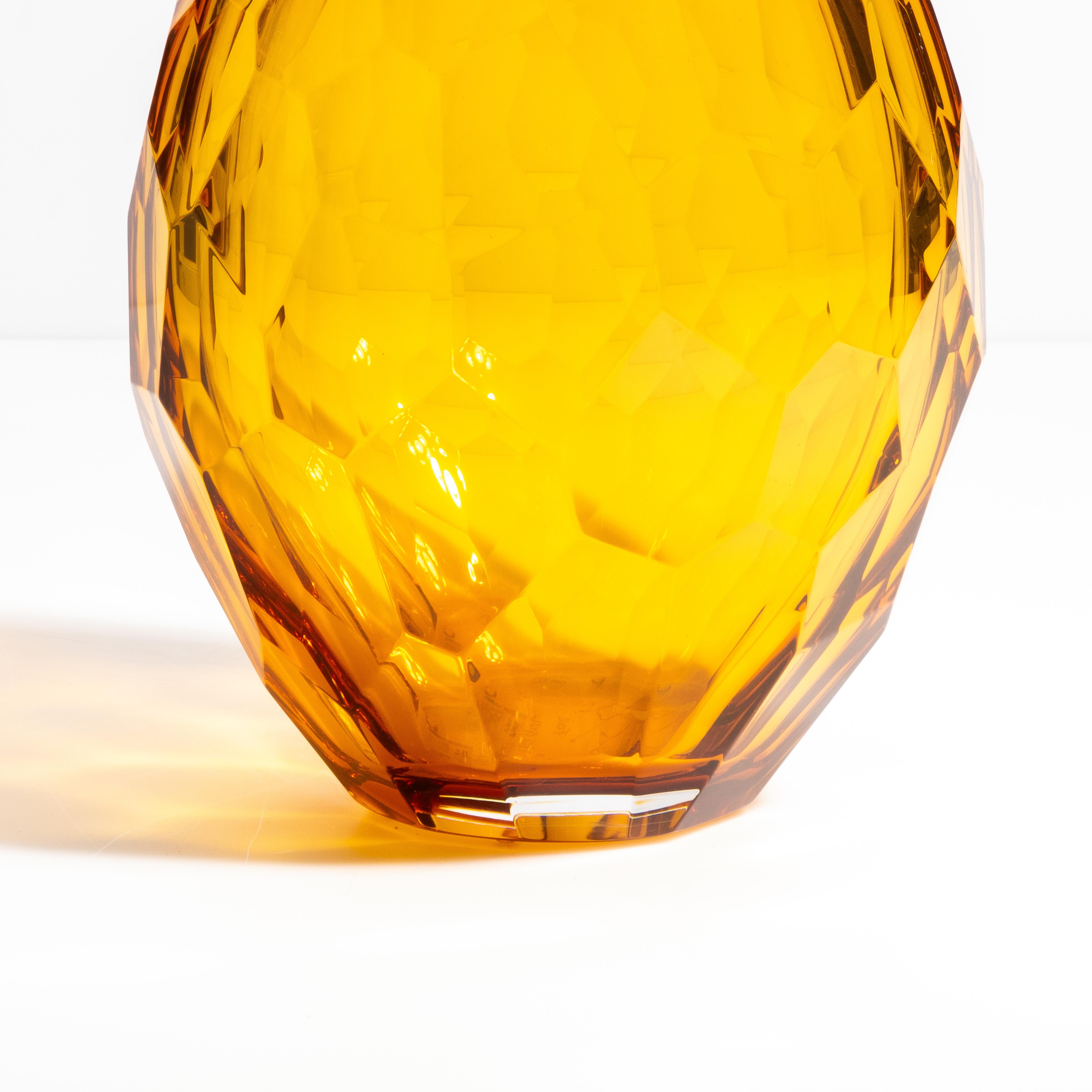 Moderno Vaso di Murano soffiato a mano e sfaccettato in ambra in vendita