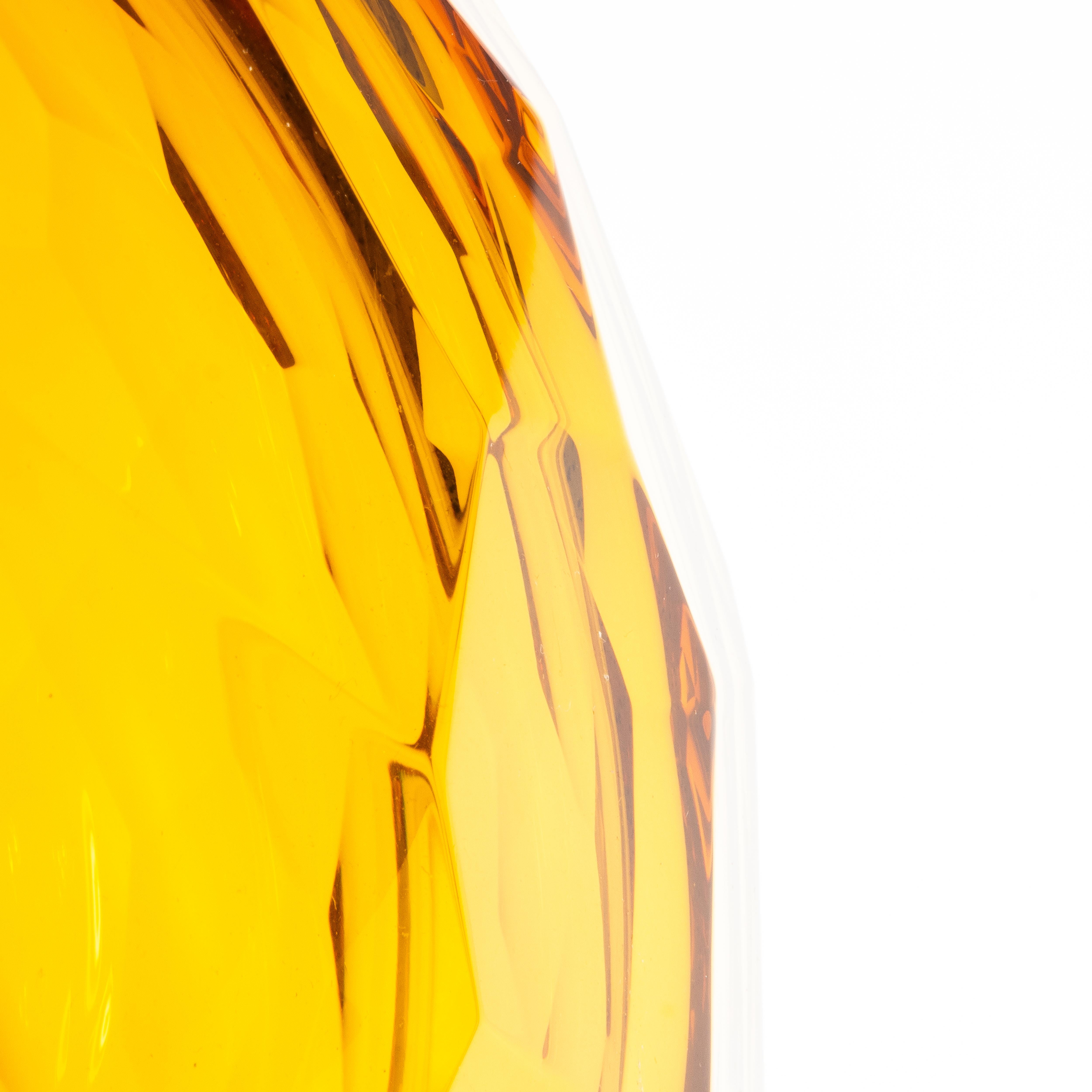 Italiano Vaso di Murano soffiato a mano e sfaccettato in ambra in vendita
