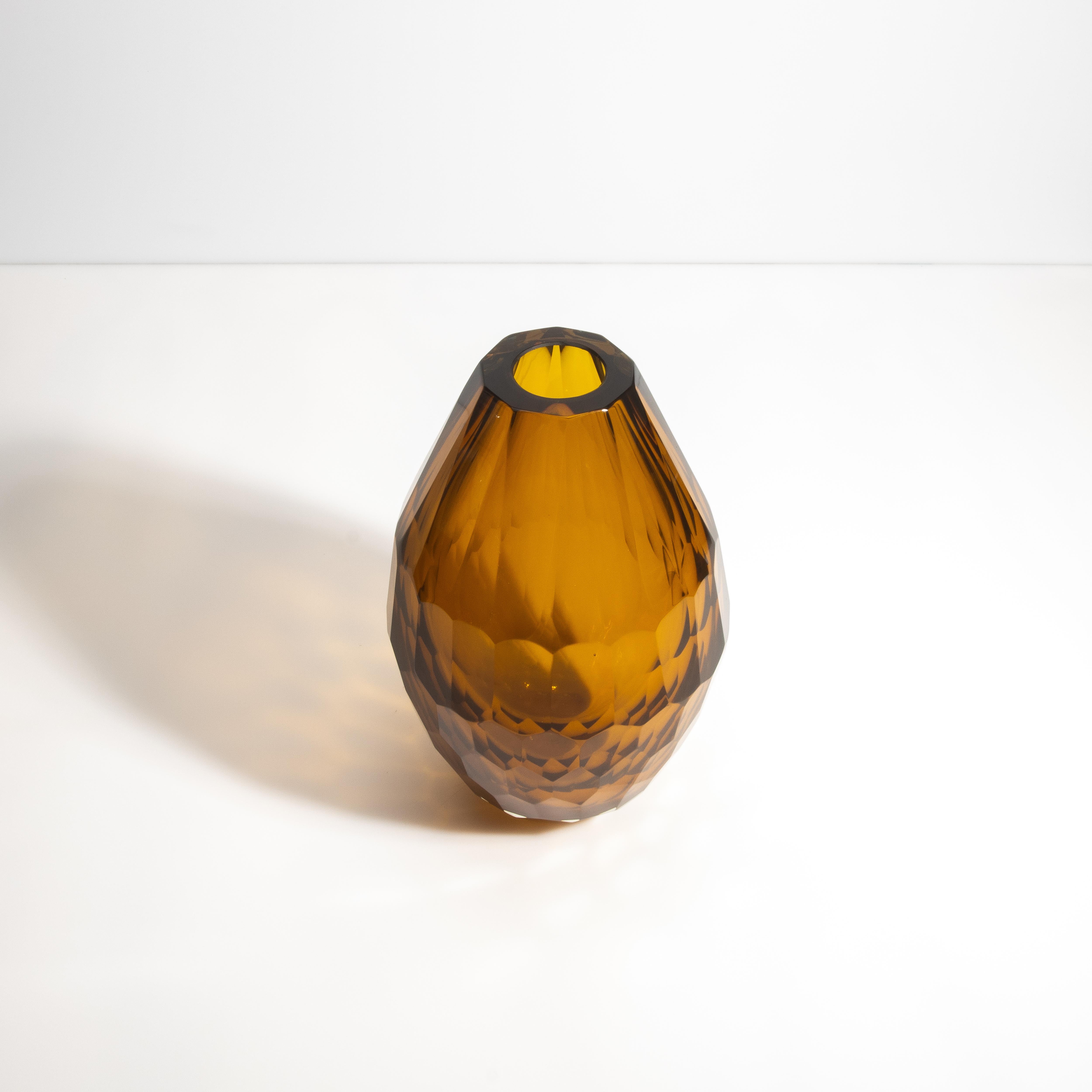 Ce magnifique vase ambré foncé est un véritable chef-d'œuvre, incarnant les riches traditions et le savoir-faire inégalé des artisans du verre de Murano. Sa teinte ambrée profonde, qui rappelle les dernières lueurs du crépuscule, ajoute une touche