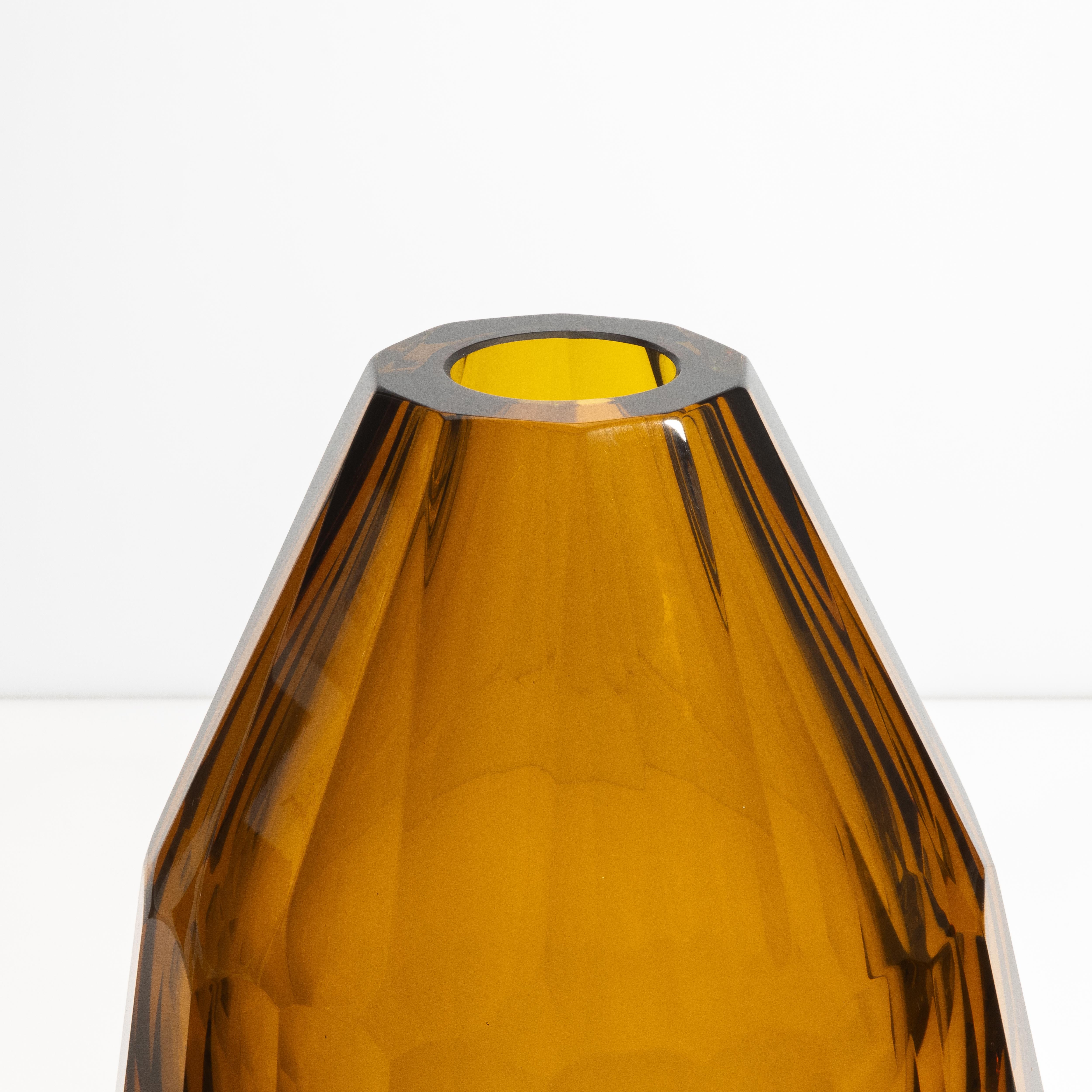 Moderne Grand vase à facettes de Murano soufflé à la main en ambre en vente
