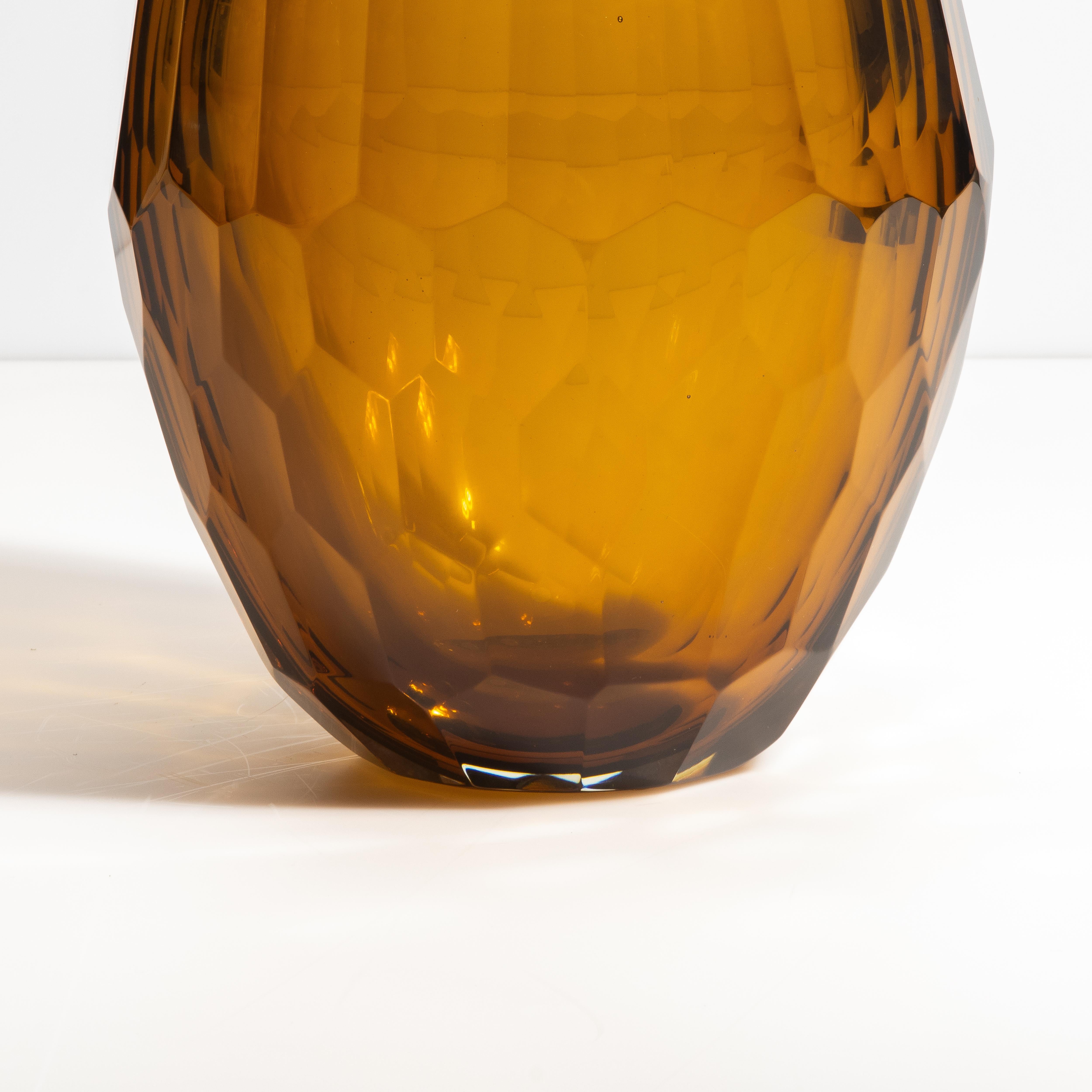 italien Grand vase à facettes de Murano soufflé à la main en ambre en vente
