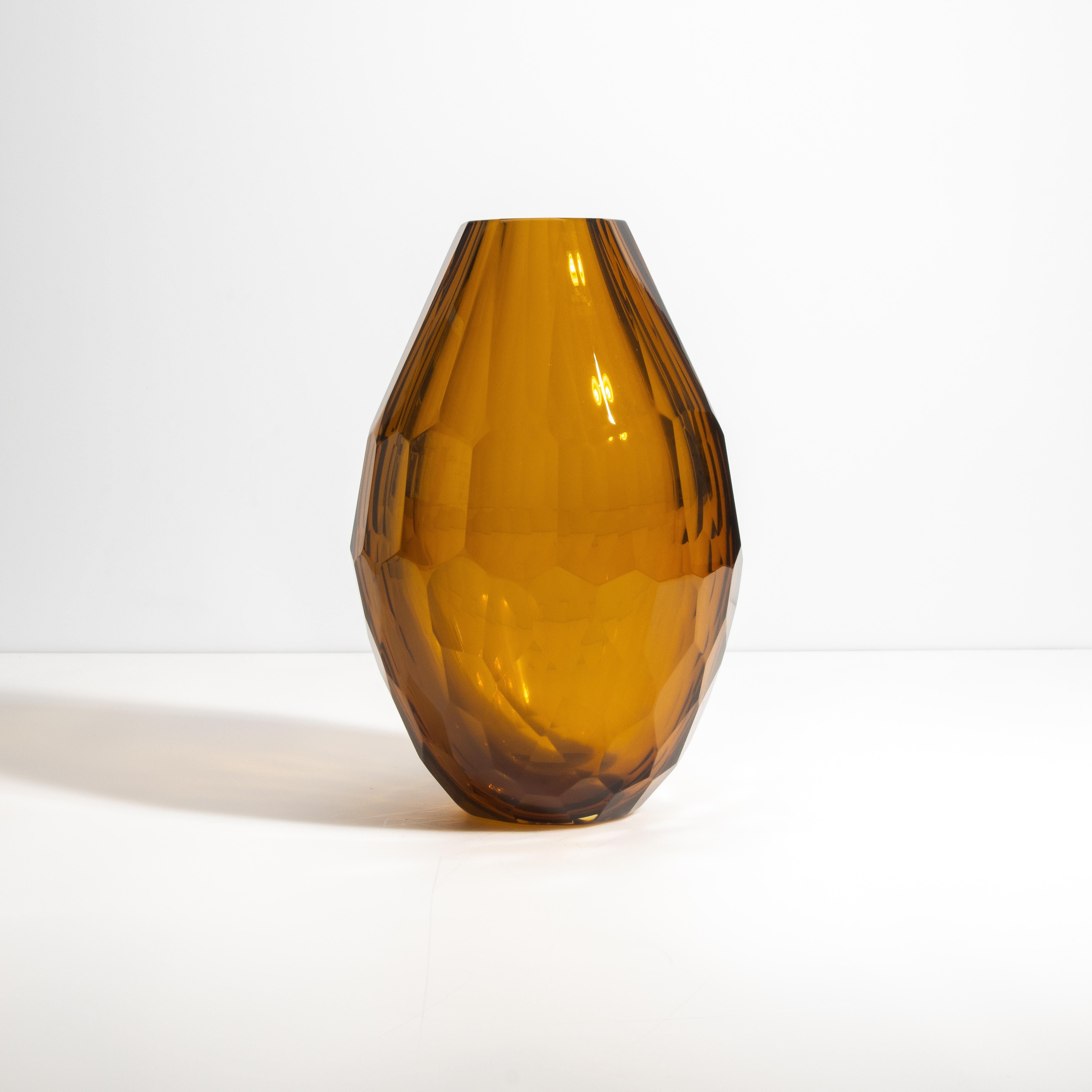 XXIe siècle et contemporain Grand vase à facettes de Murano soufflé à la main en ambre en vente
