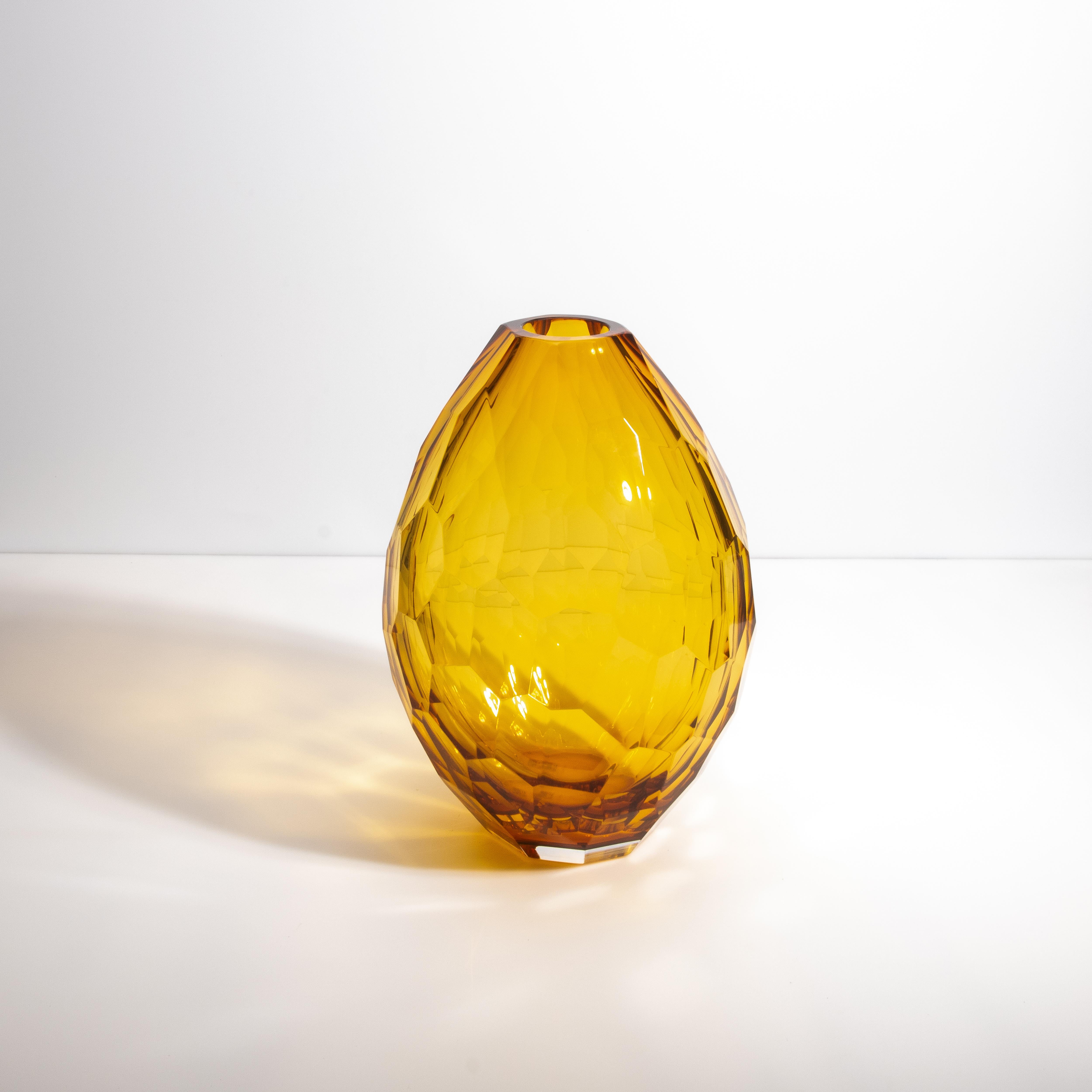 Questo squisito vaso d'ambra è una testimonianza dell'eccezionale abilità artigianale e del patrimonio artistico dei vetrai di Murano. La sua ricca tonalità ambrata ricorda il caldo bagliore del tramonto veneziano, catturando l'essenza della