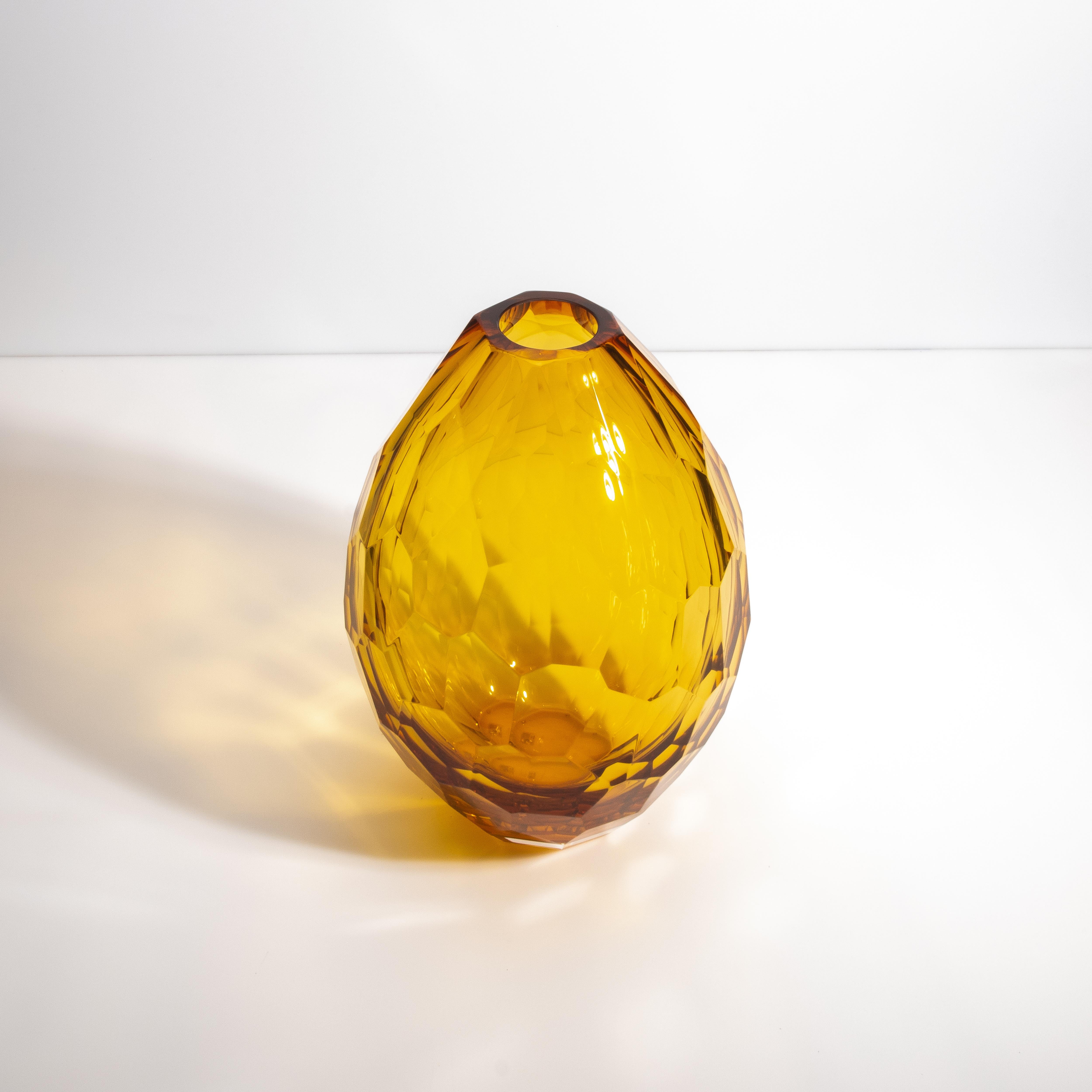 Moderno Vaso di Murano soffiato a mano con sfaccettatura in ambra media in vendita