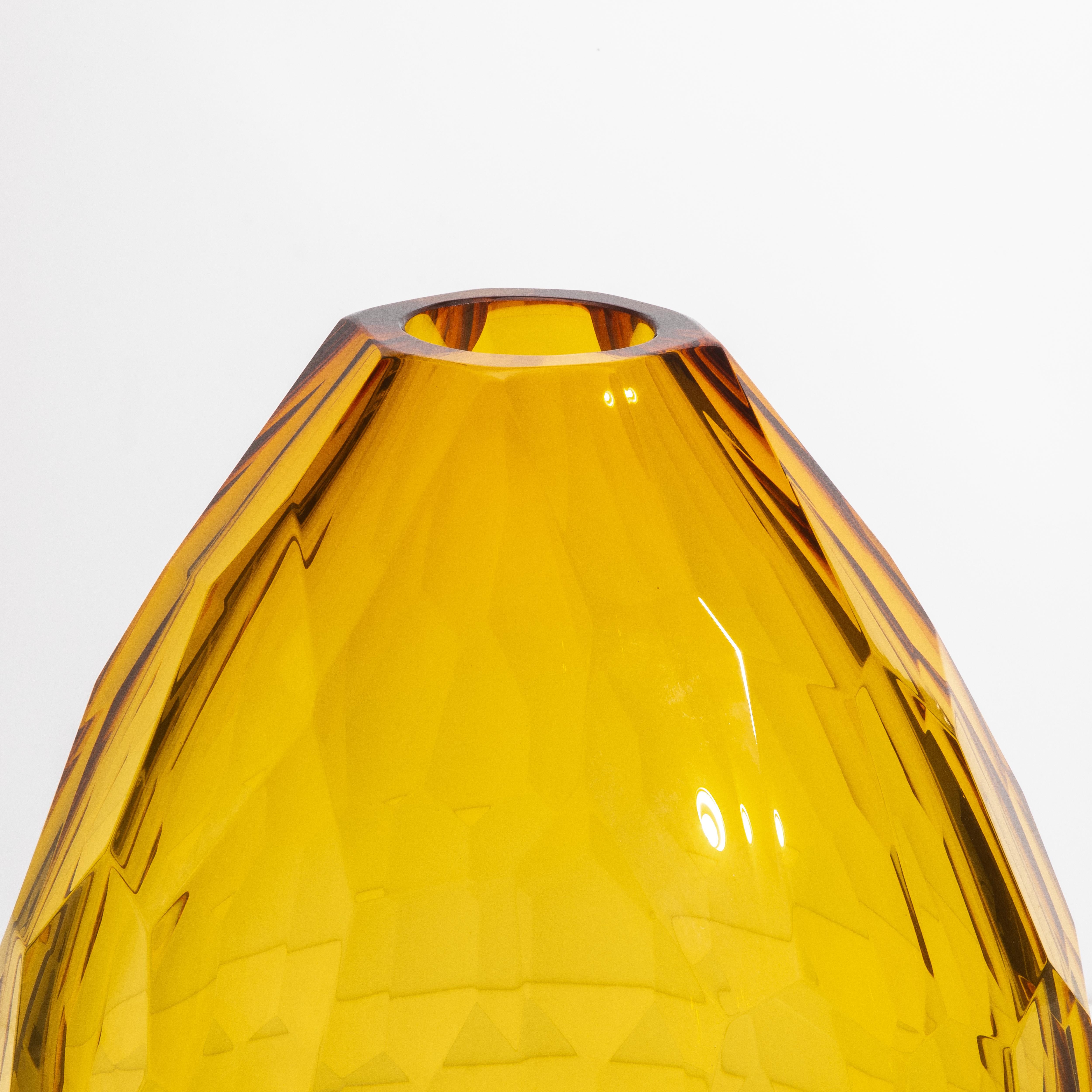 Italiano Vaso di Murano soffiato a mano con sfaccettatura in ambra media in vendita
