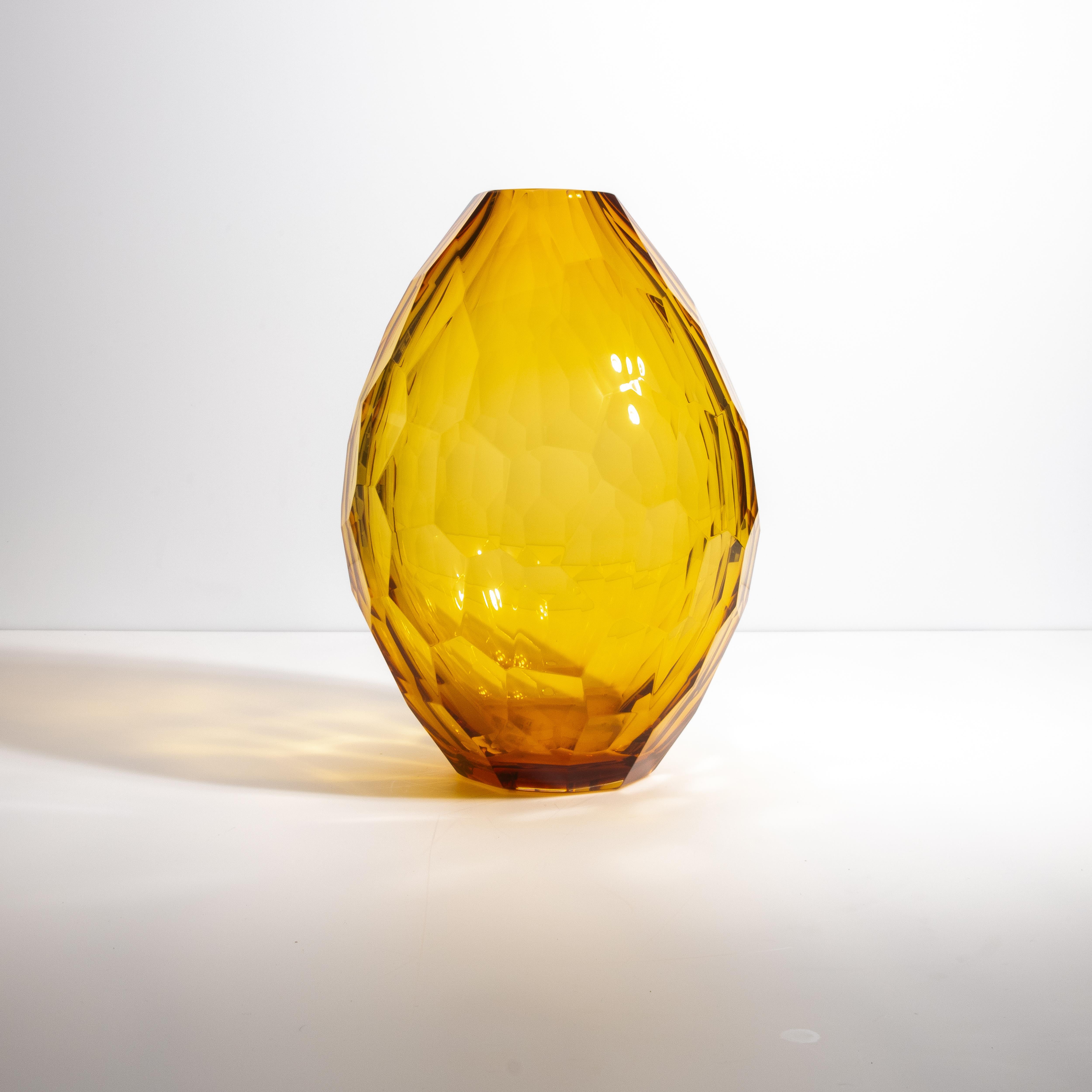 Intagliato a mano Vaso di Murano soffiato a mano con sfaccettatura in ambra media in vendita