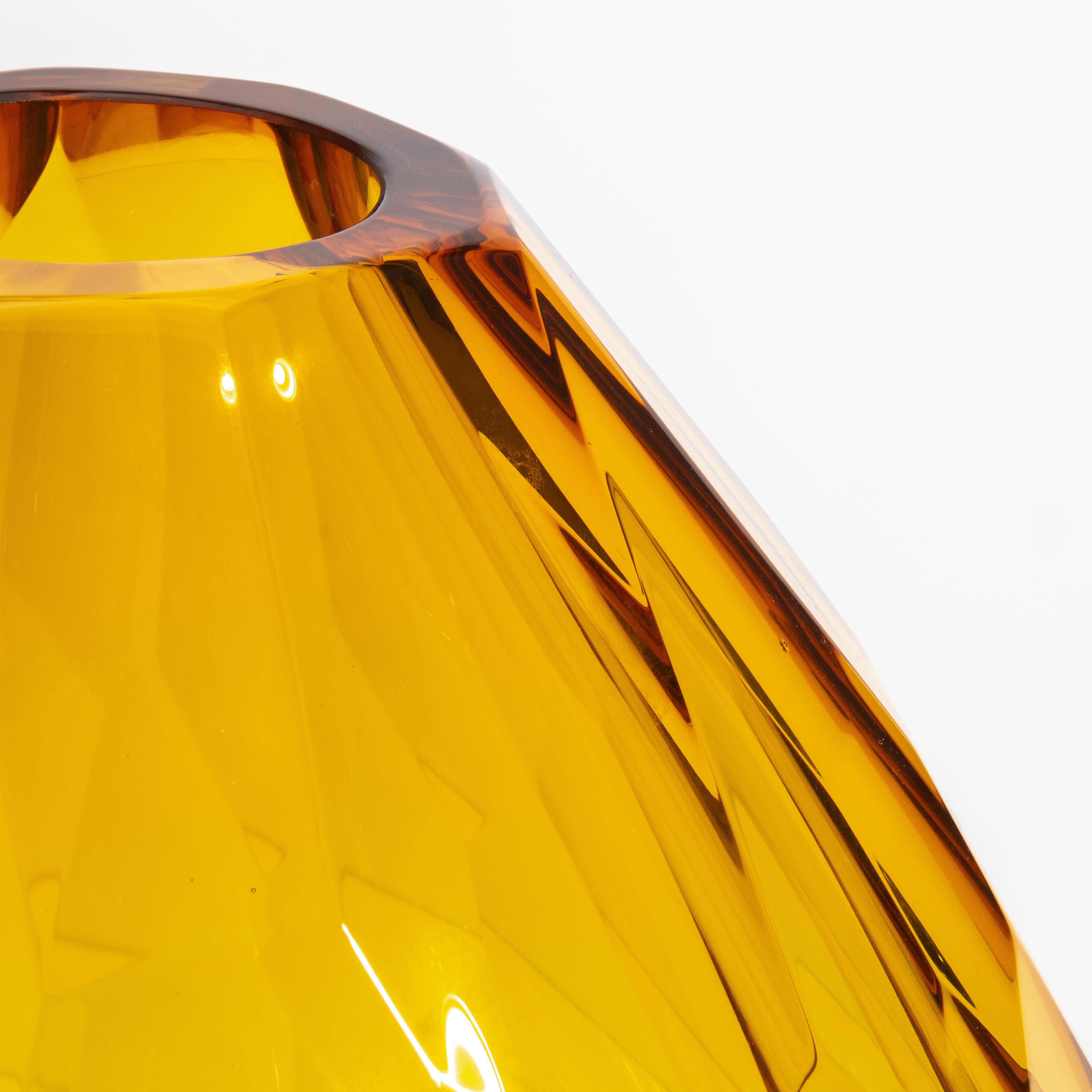 Vetro di Murano Vaso di Murano soffiato a mano con sfaccettatura in ambra media in vendita