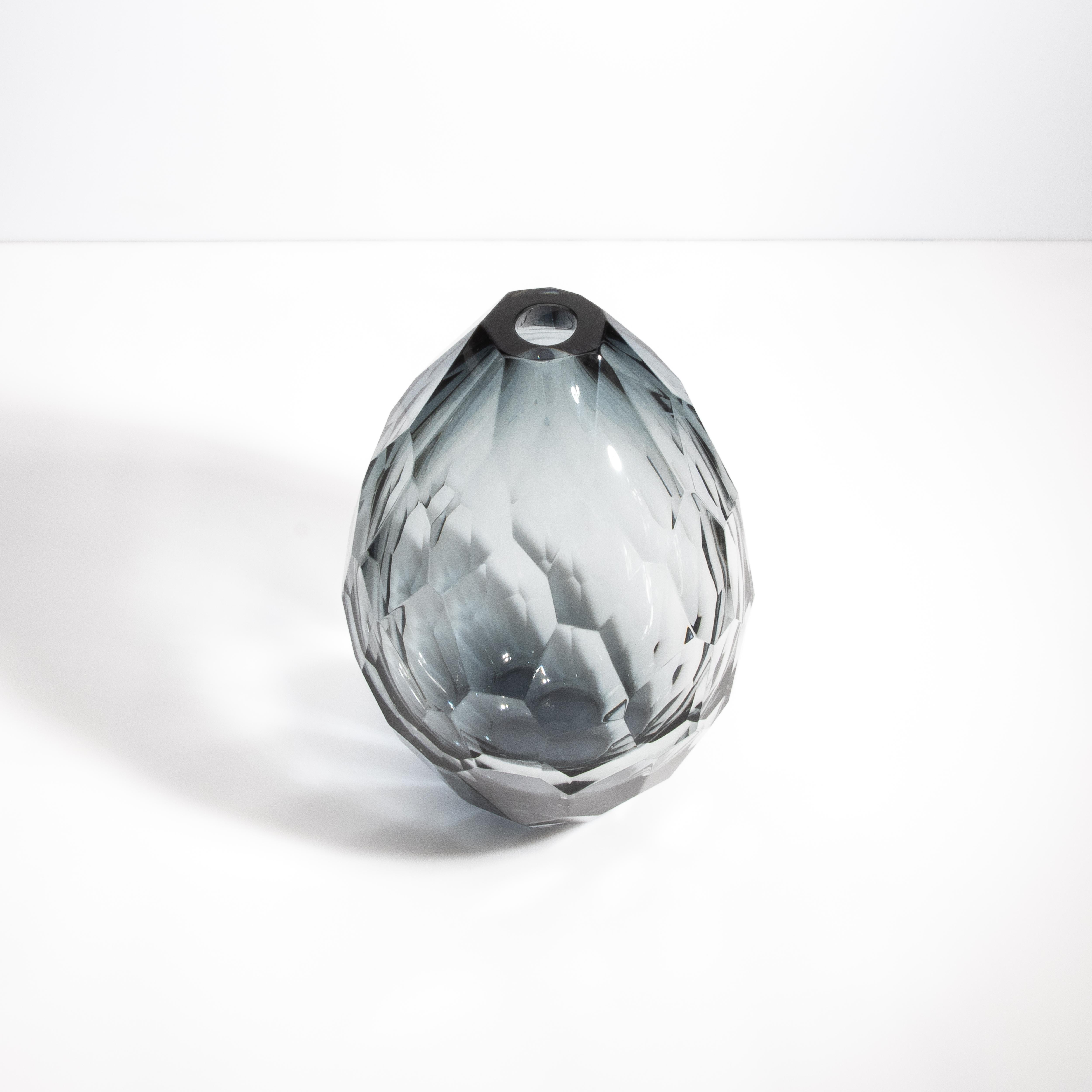 Moderno Vaso di Murano soffiato a mano con sfaccettatura in grigio medio in vendita