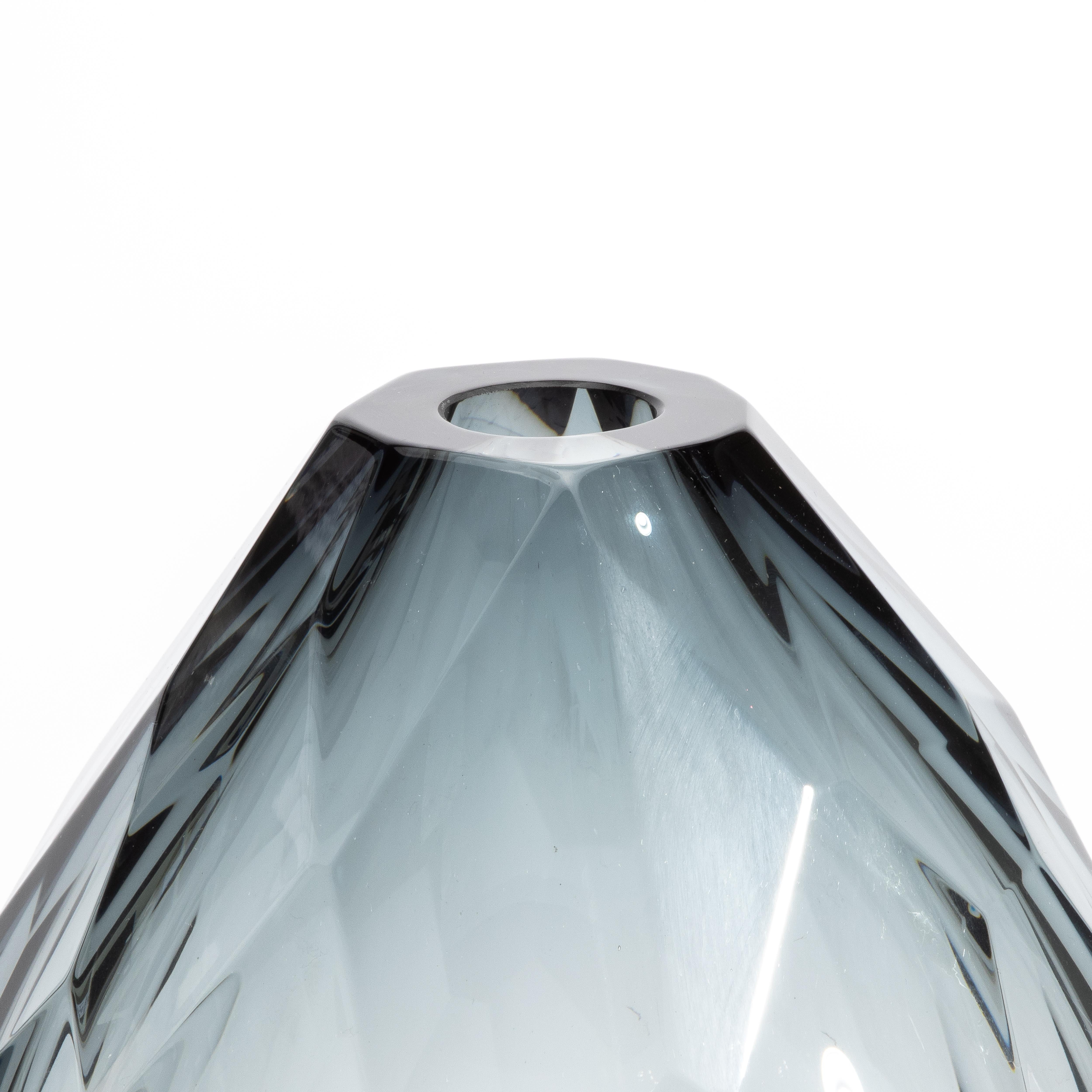Italiano Vaso di Murano soffiato a mano con sfaccettatura in grigio medio in vendita