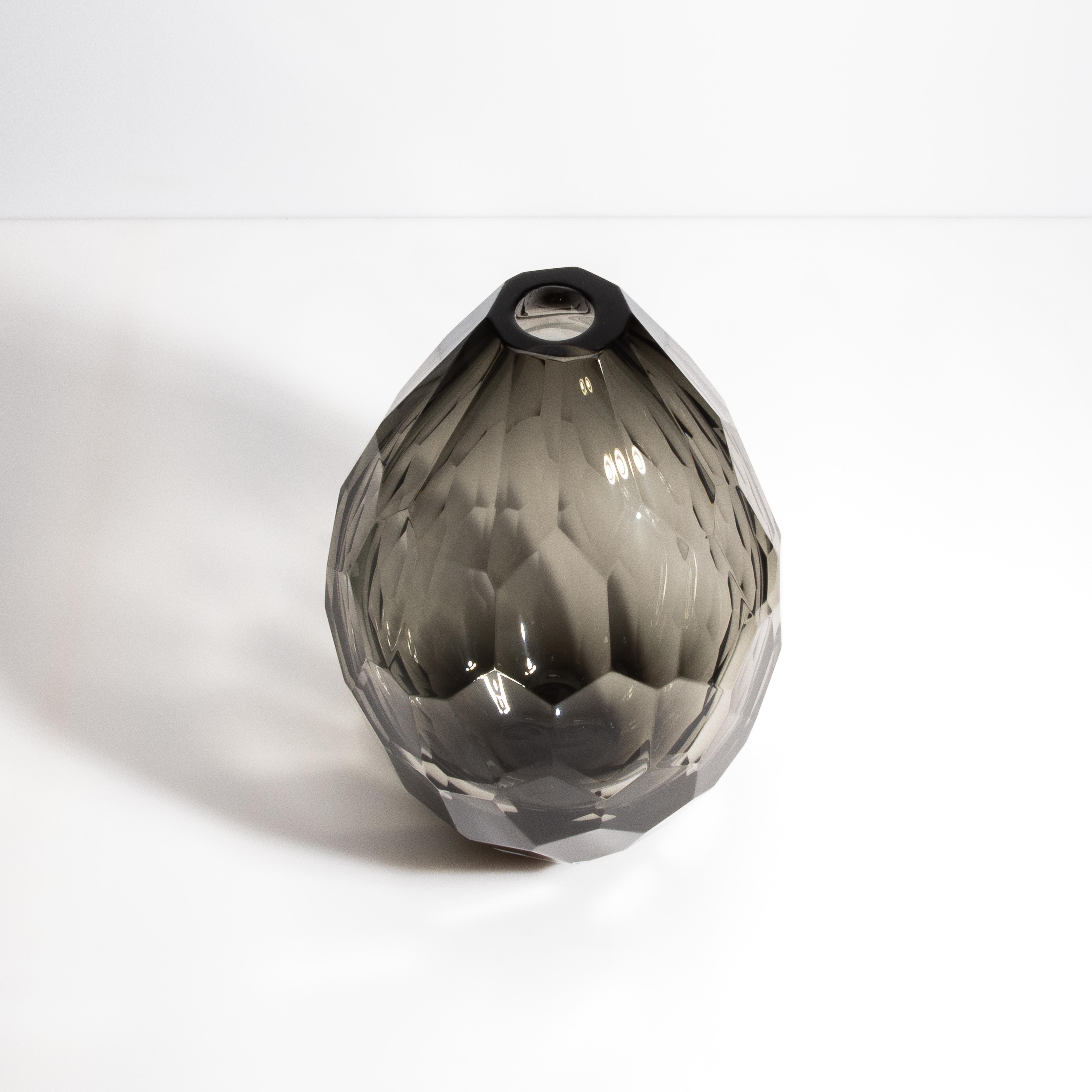 Moderne Vase à facettes Murano soufflé à la main en fumée moyenne en vente