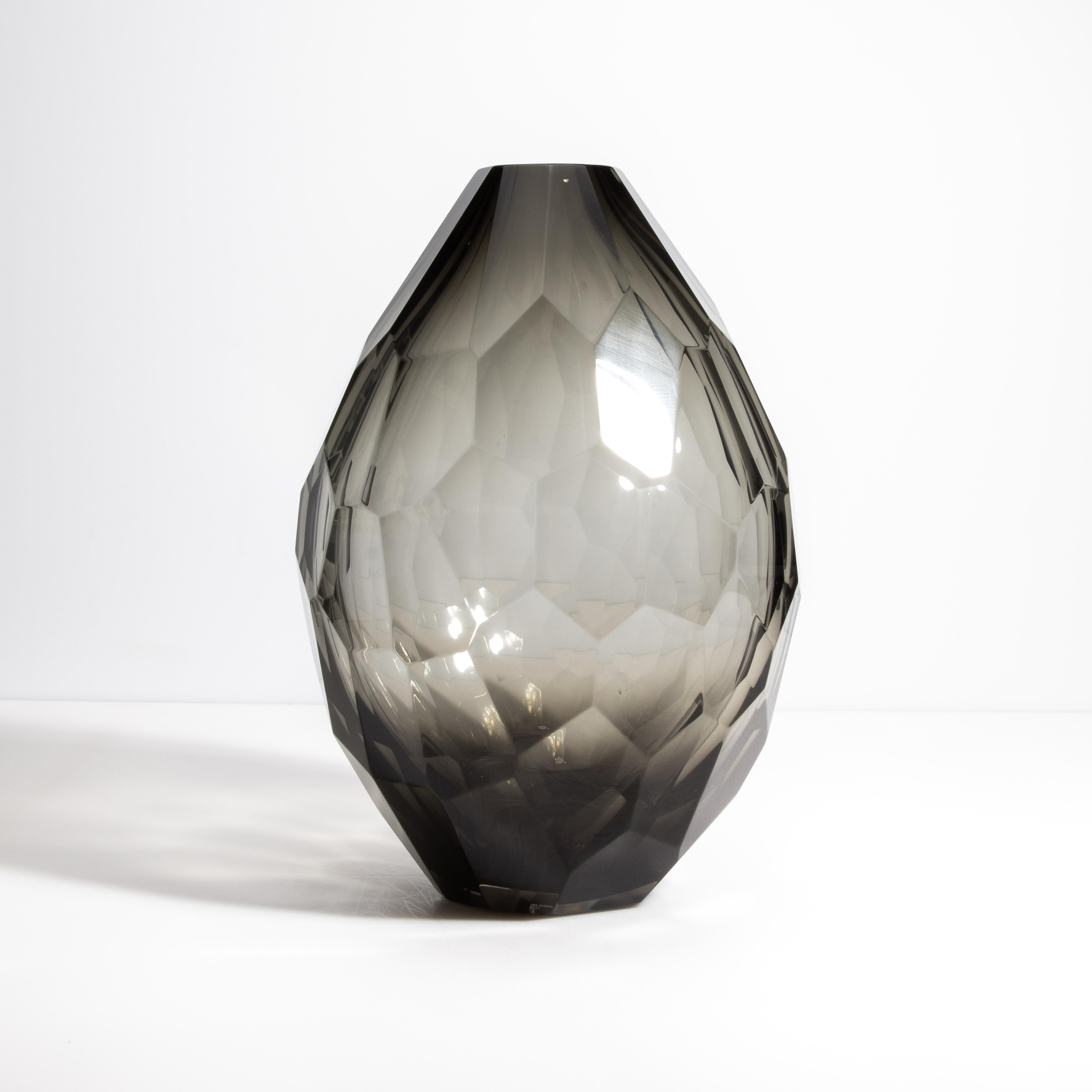 Fait main Vase à facettes Murano soufflé à la main en fumée moyenne en vente
