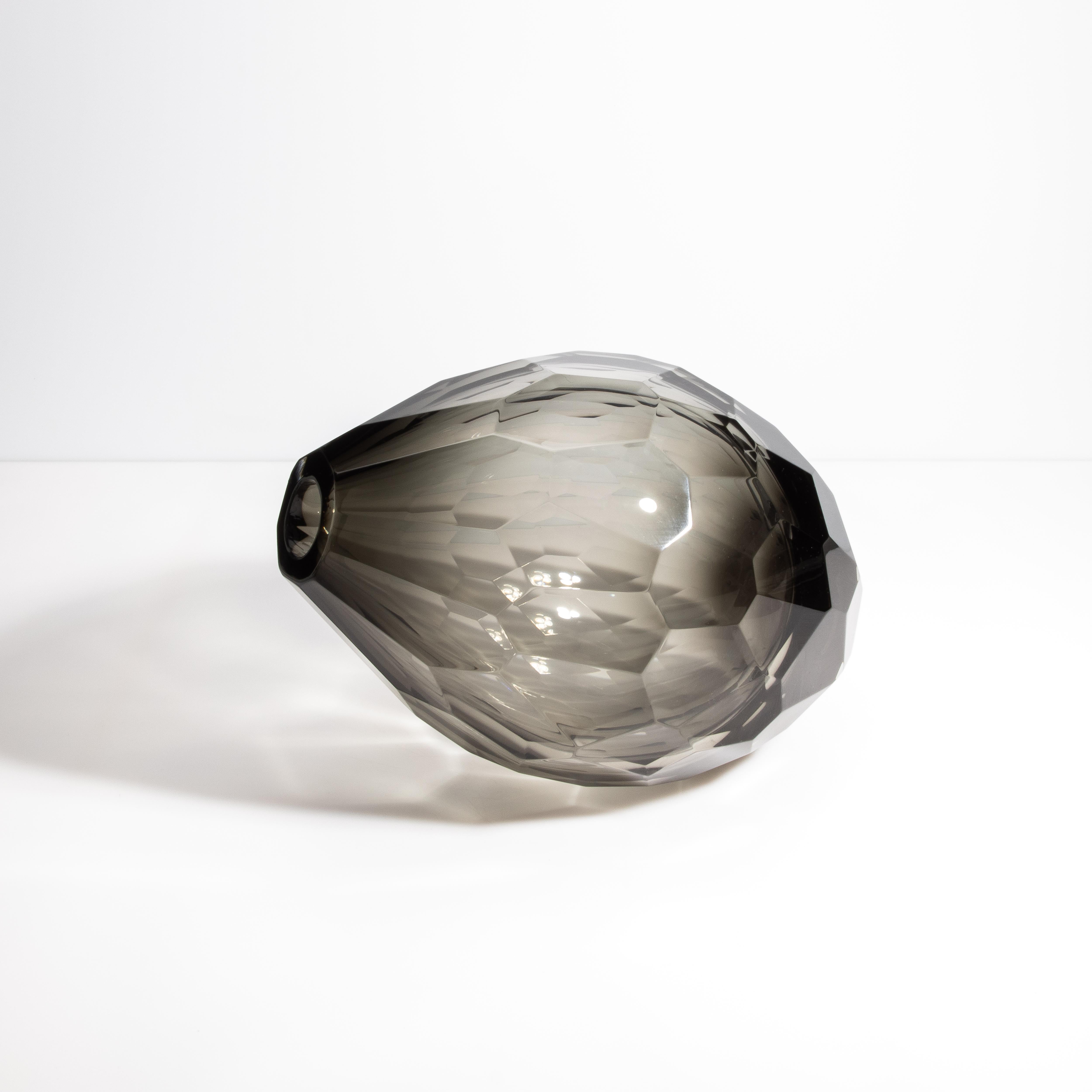 Vase à facettes Murano soufflé à la main en fumée moyenne Neuf - En vente à West Hollywood, CA