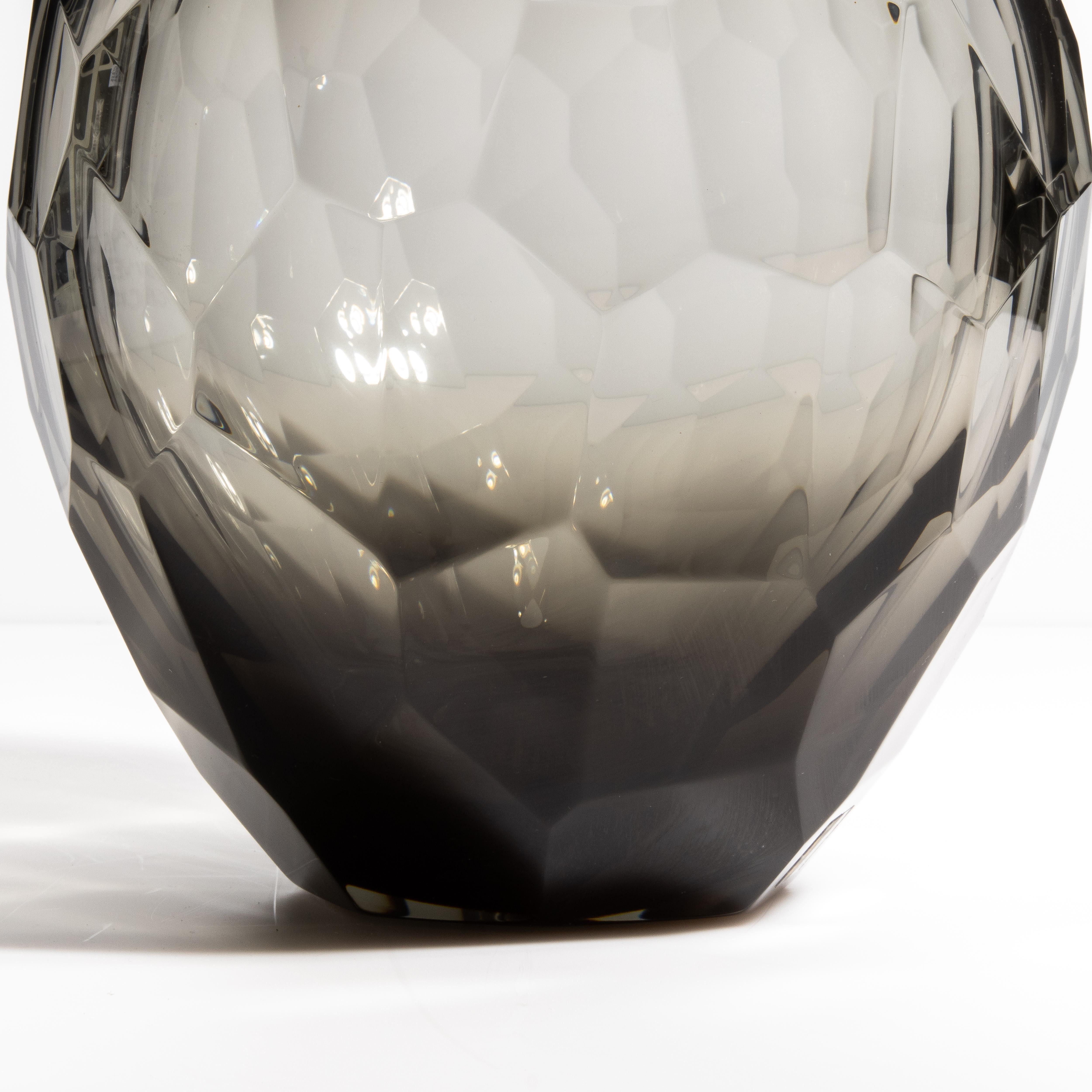 XXIe siècle et contemporain Vase à facettes Murano soufflé à la main en fumée moyenne en vente