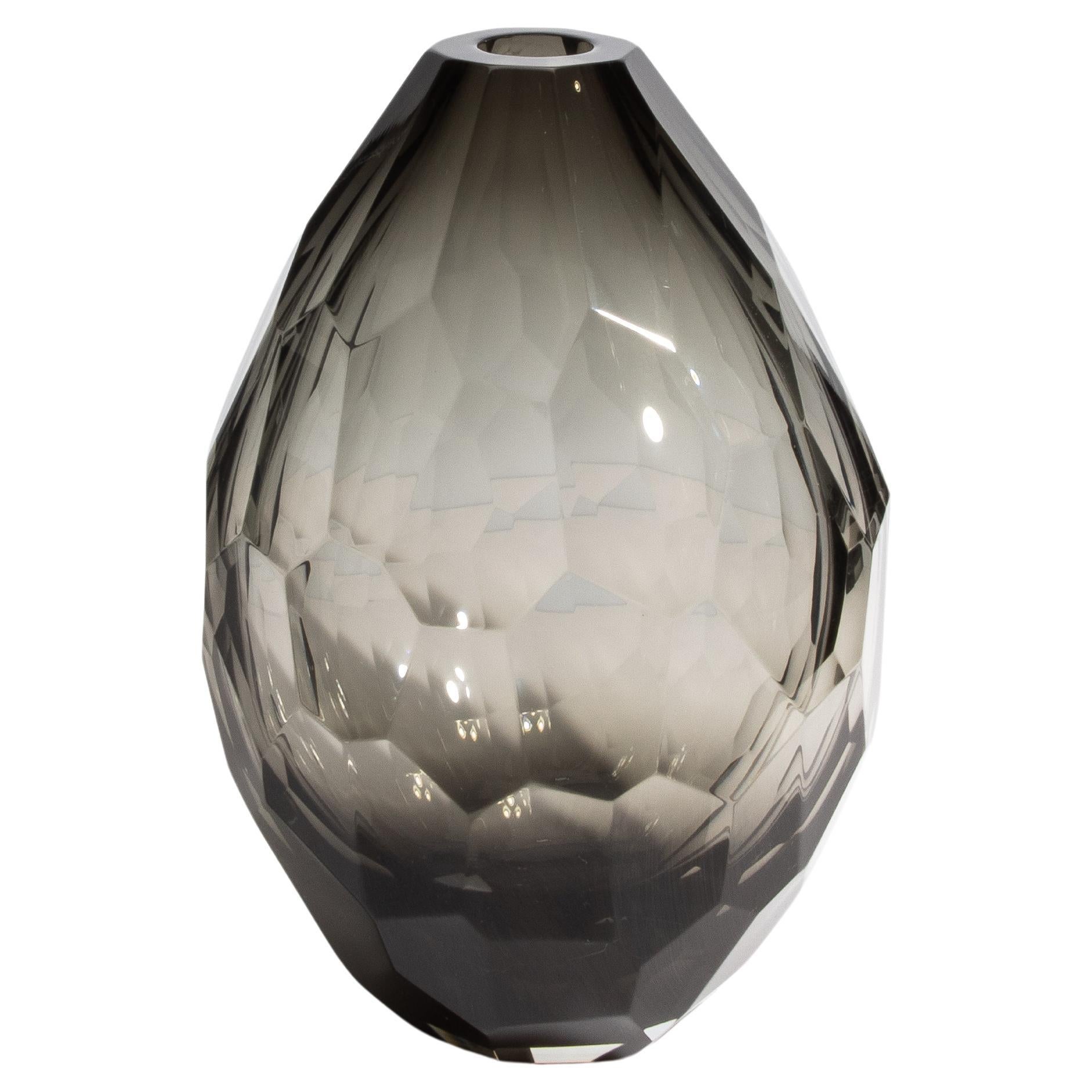 Vaso di Murano soffiato a mano con sfaccettatura in fumo medio