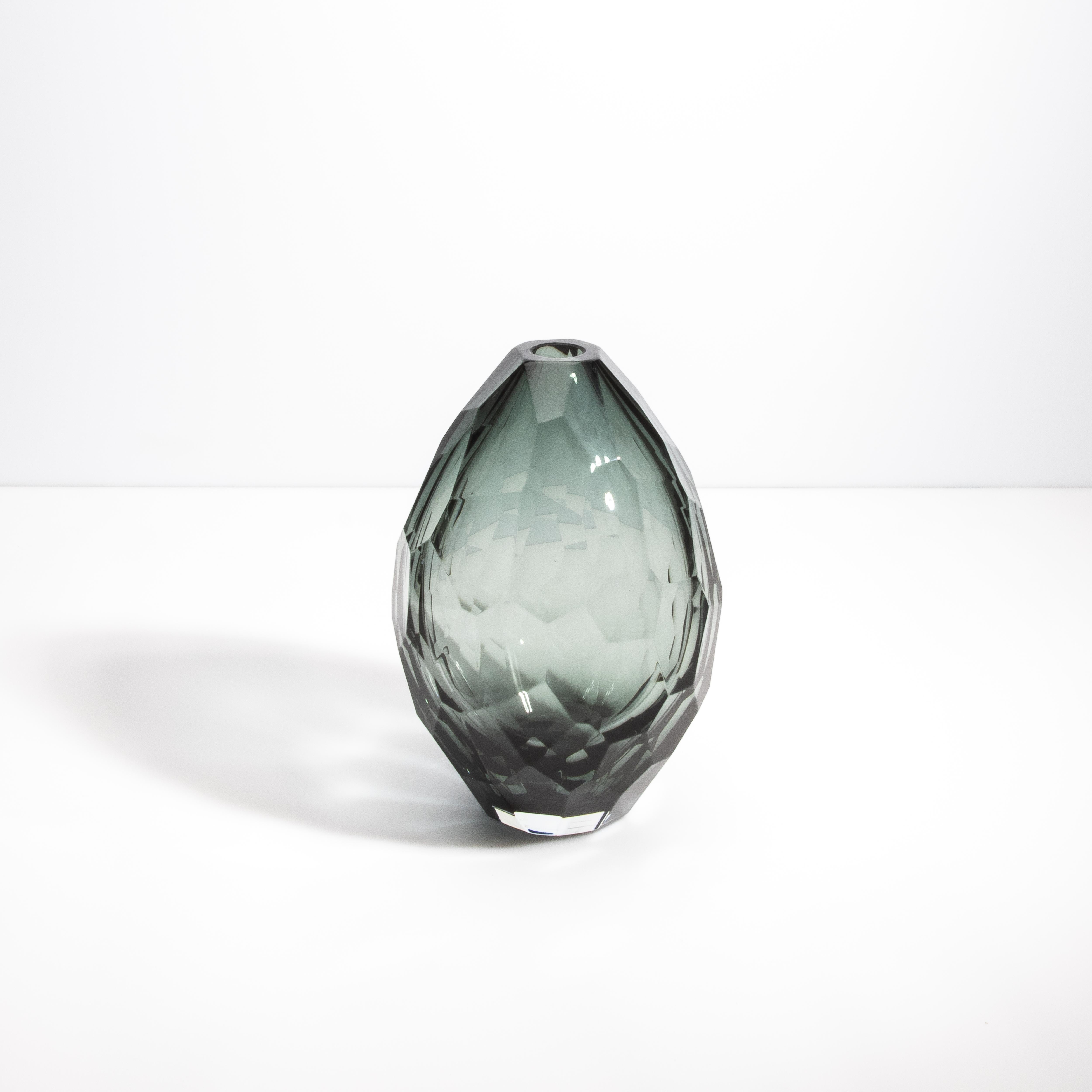 Moderno Vaso sfaccettato di Murano soffiato a mano in grigio, piccolo in vendita