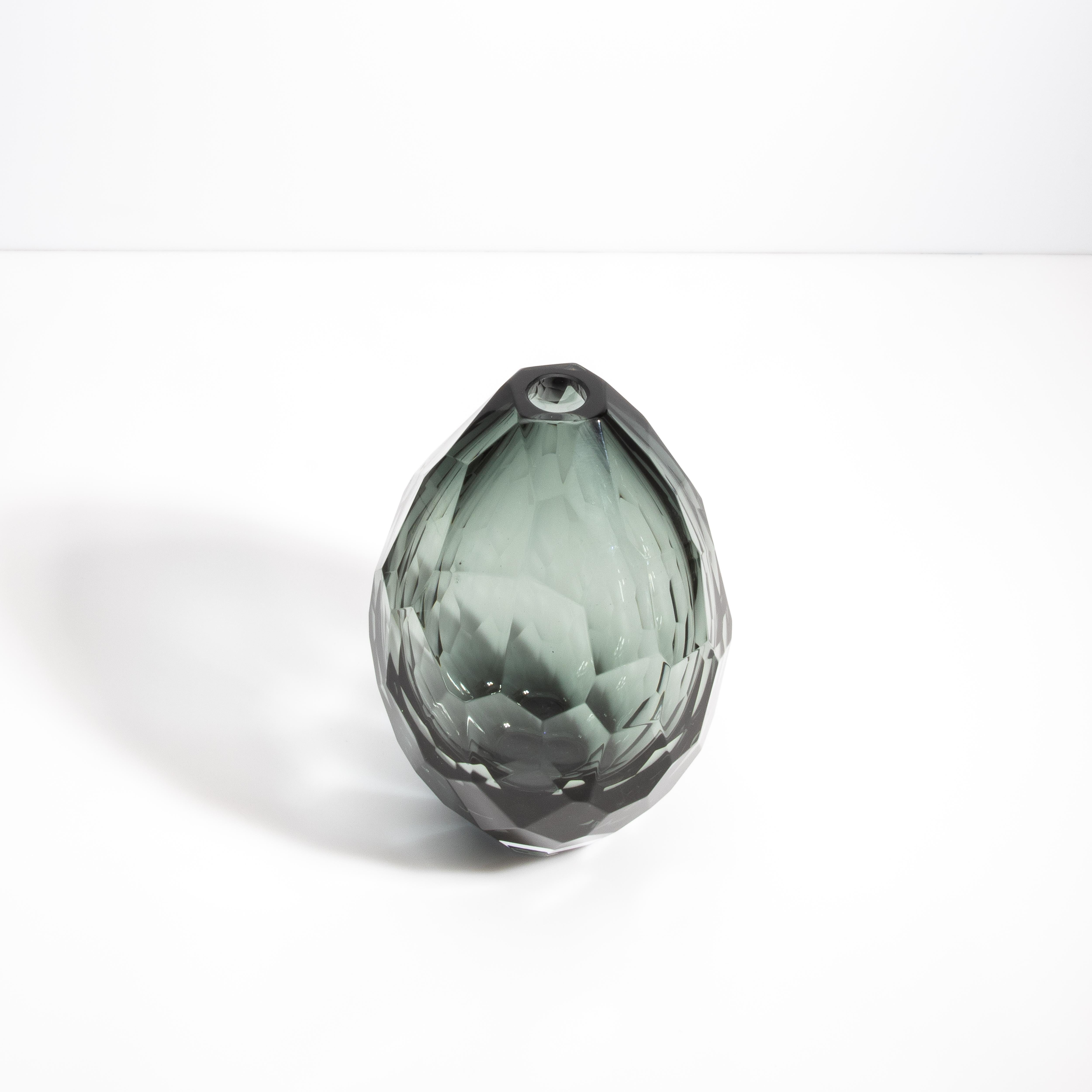 Italiano Vaso sfaccettato di Murano soffiato a mano in grigio, piccolo in vendita