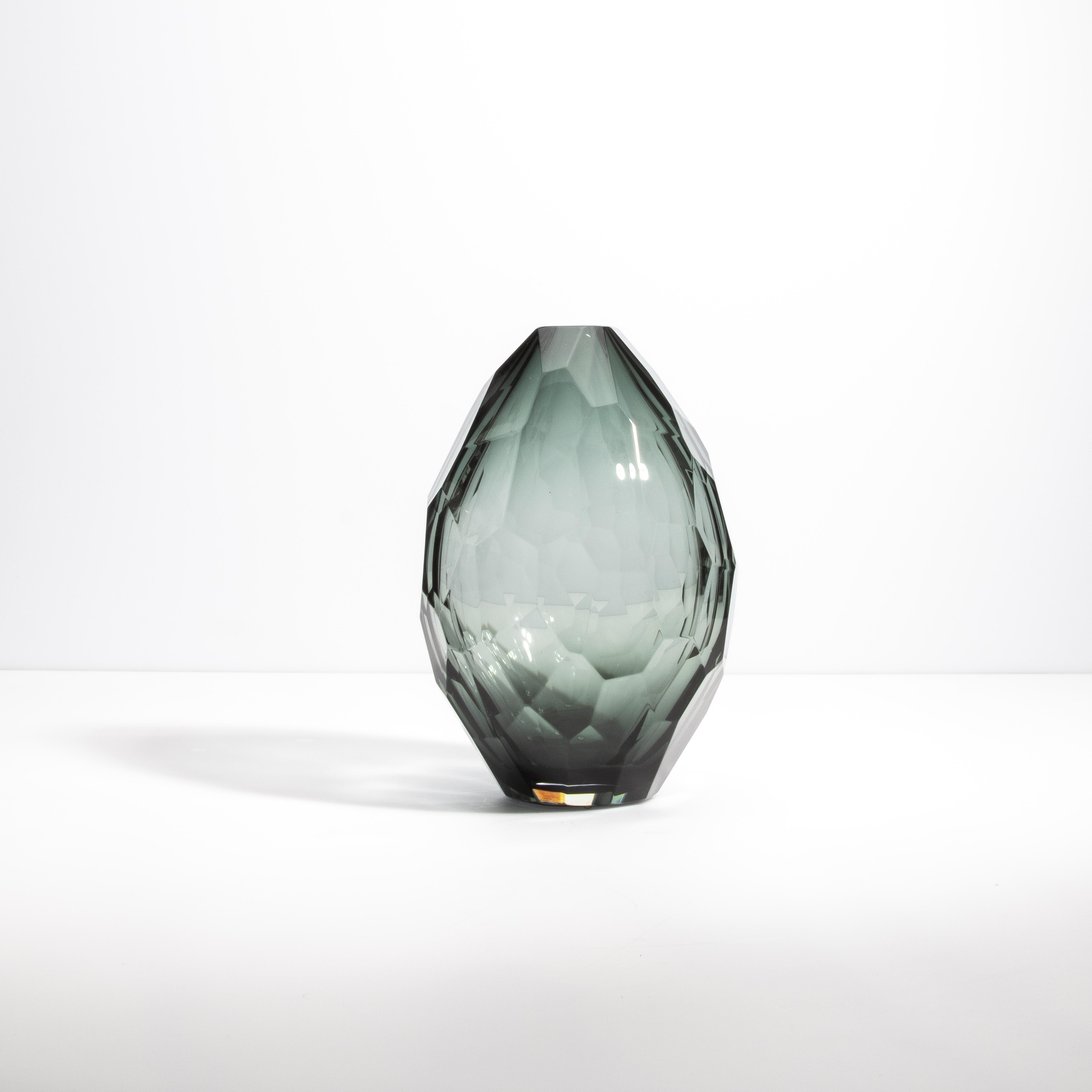 Vaso sfaccettato di Murano soffiato a mano in grigio, piccolo In condizioni ottime in vendita a West Hollywood, CA