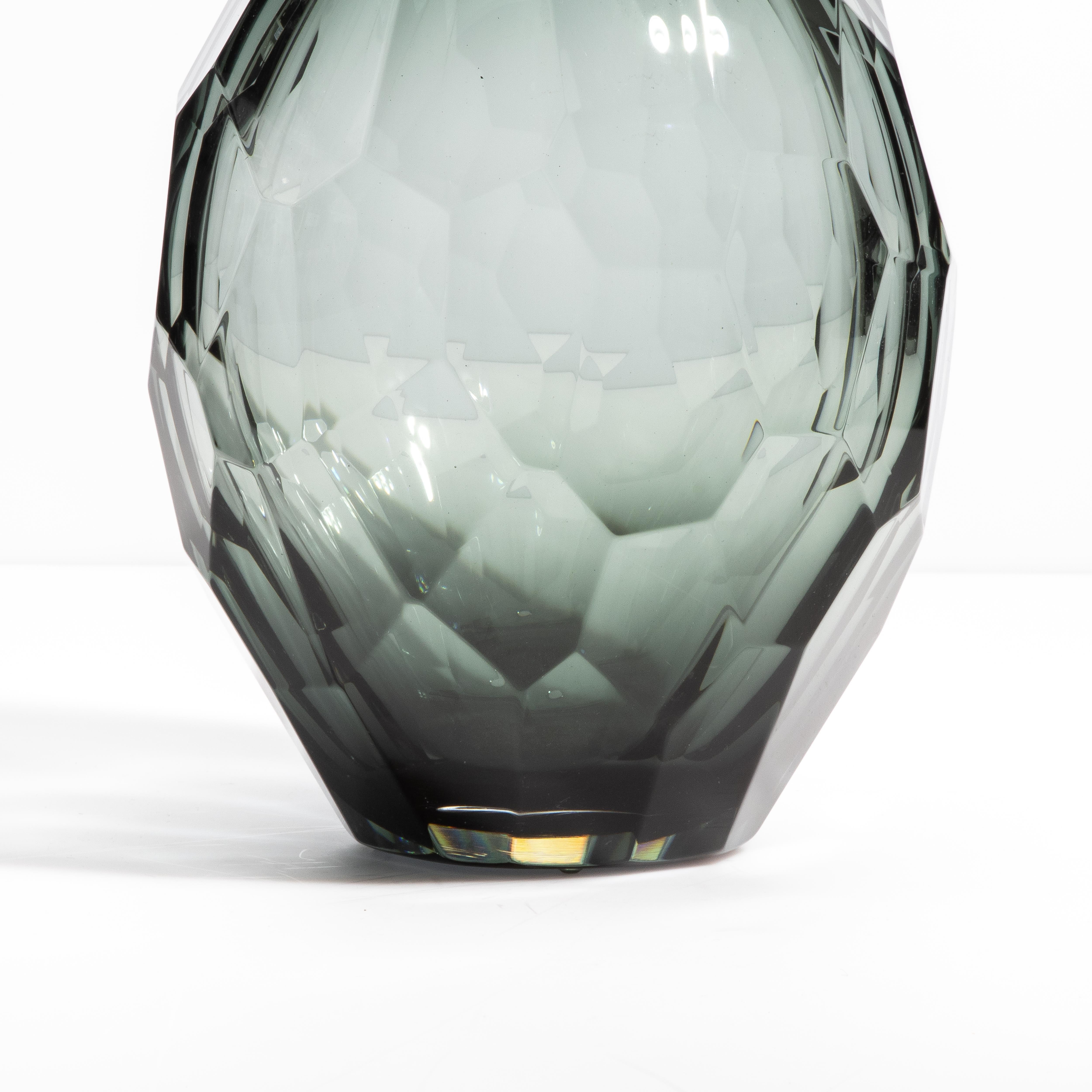 XXI secolo e contemporaneo Vaso sfaccettato di Murano soffiato a mano in grigio, piccolo in vendita