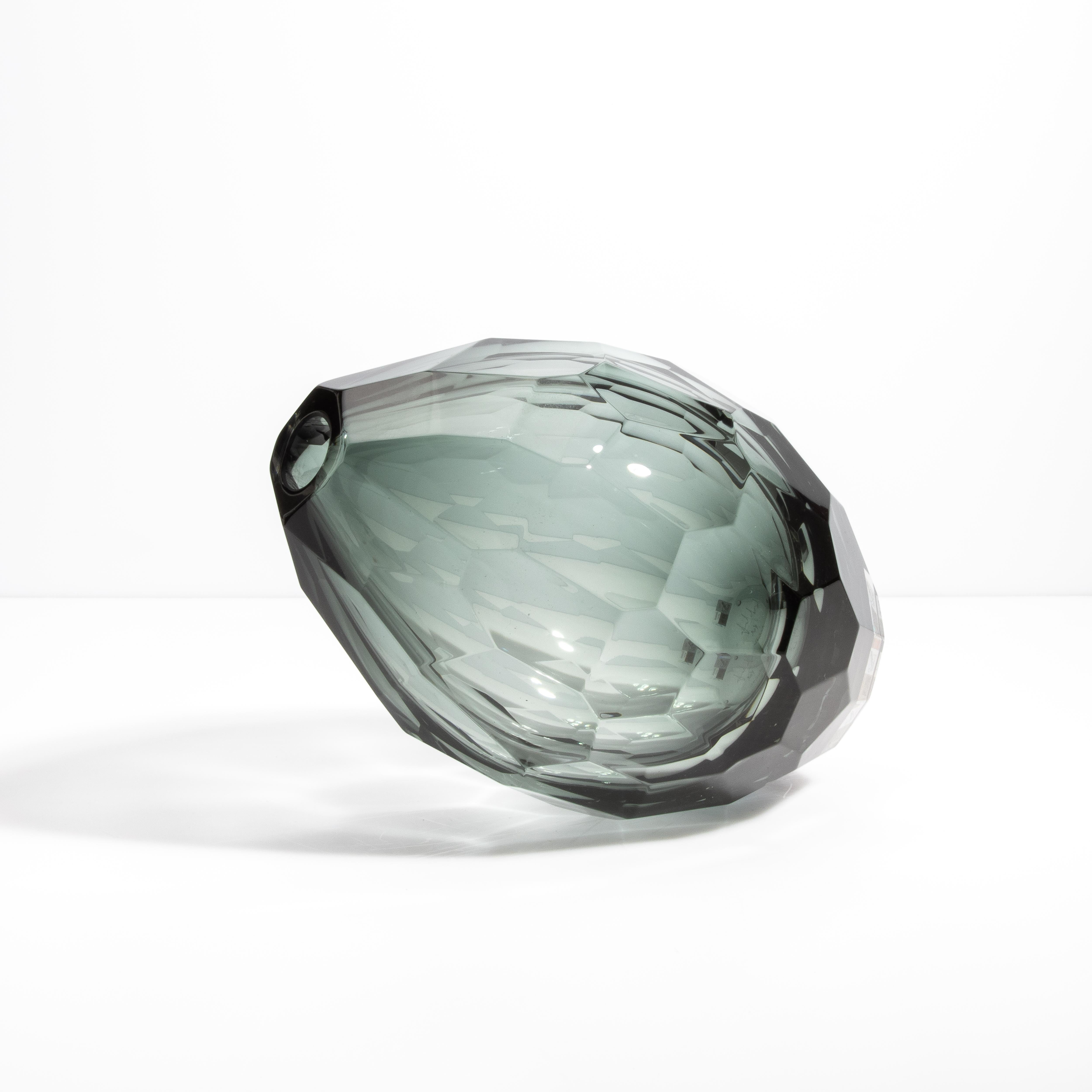 Vaso sfaccettato di Murano soffiato a mano in grigio, piccolo in vendita 1