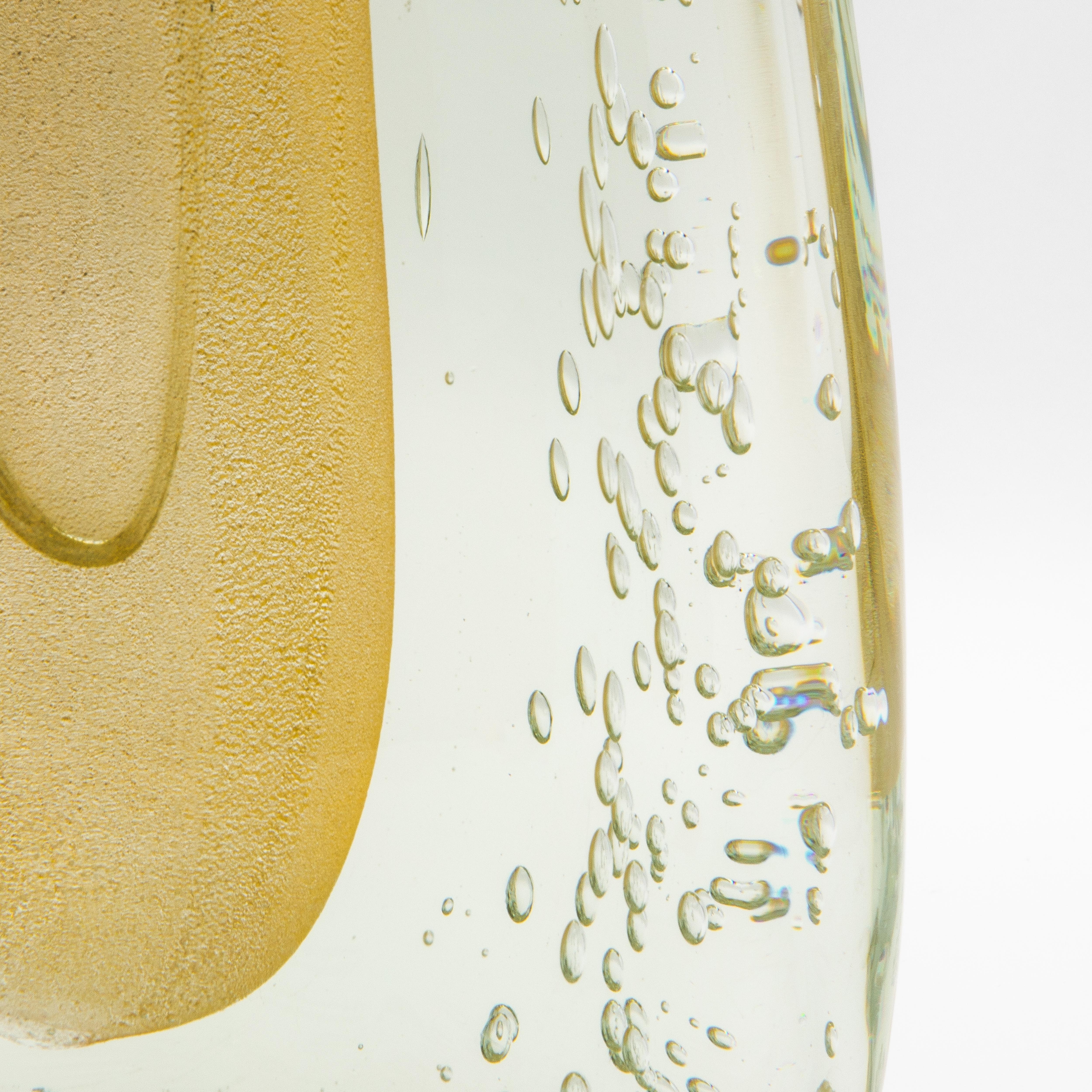 Handgeblasene geriffelte Murano-Vase in Klarglasur mit 24 Karat Goldflecken und Blasendetails im Angebot 2