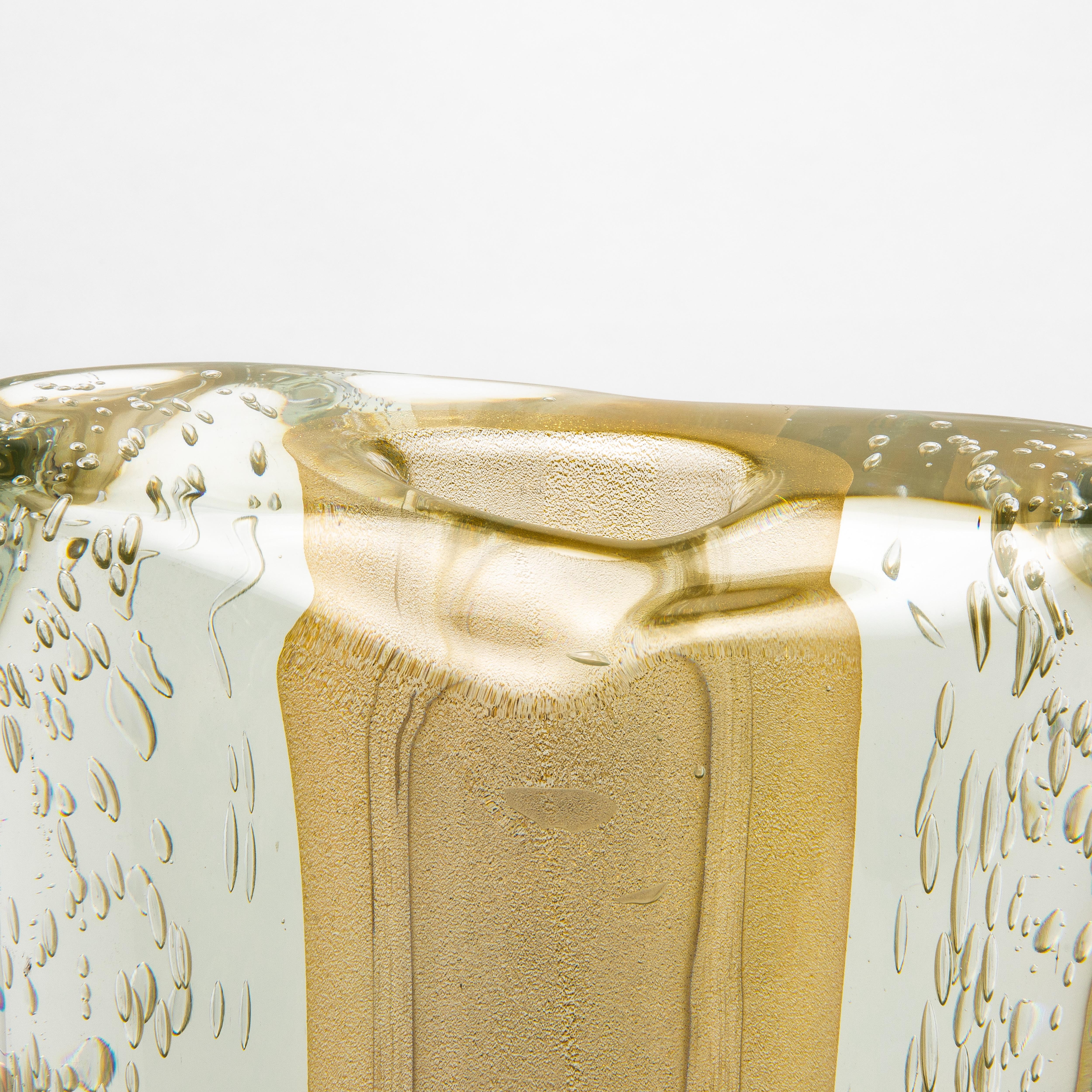 Handgeblasene geriffelte Murano-Vase in Klarglasur mit 24 Karat Goldflecken und Blasendetails im Angebot 4