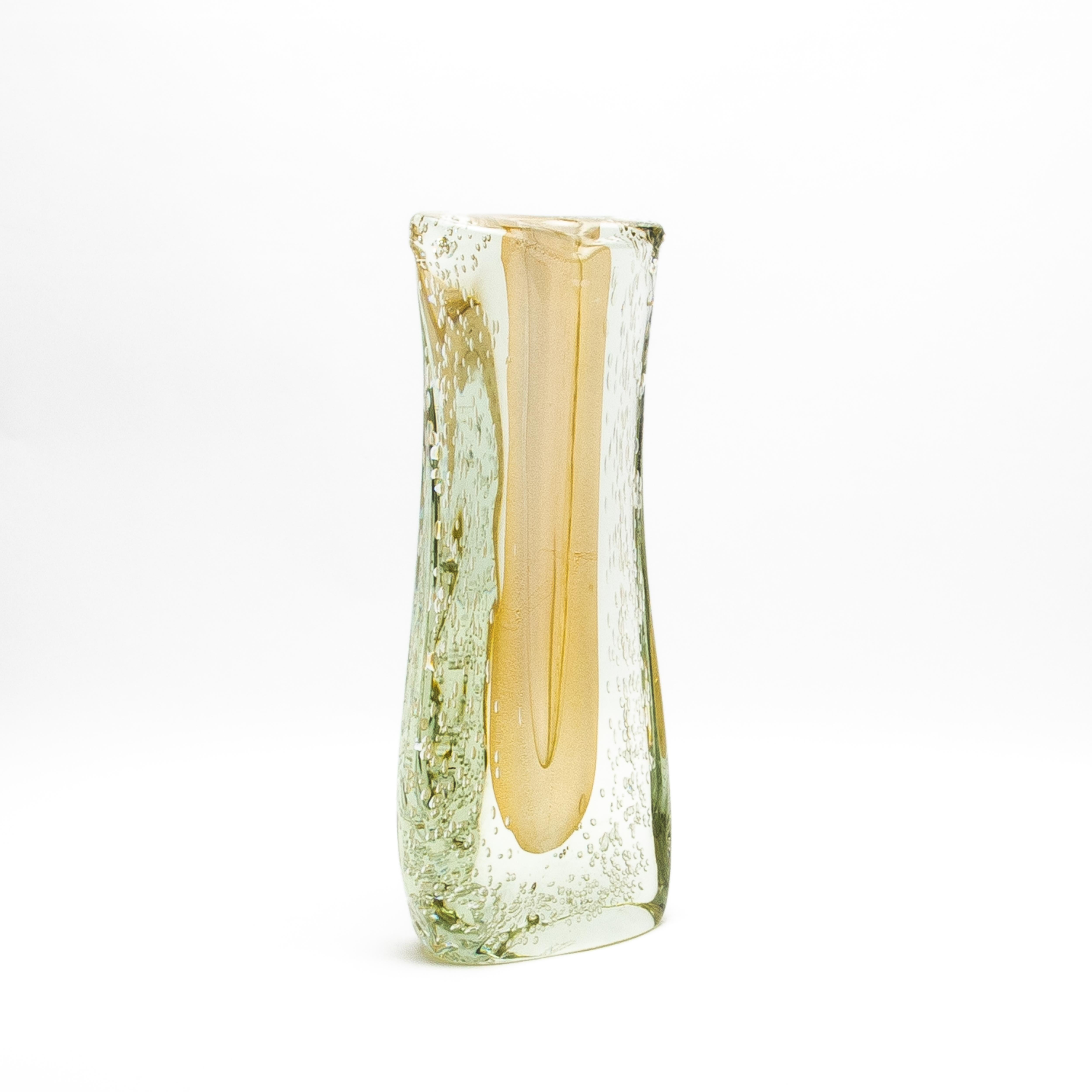 Handgeblasene geriffelte Murano-Vase in Klarglasur mit 24 Karat Goldflecken und Blasendetails (Moderne) im Angebot