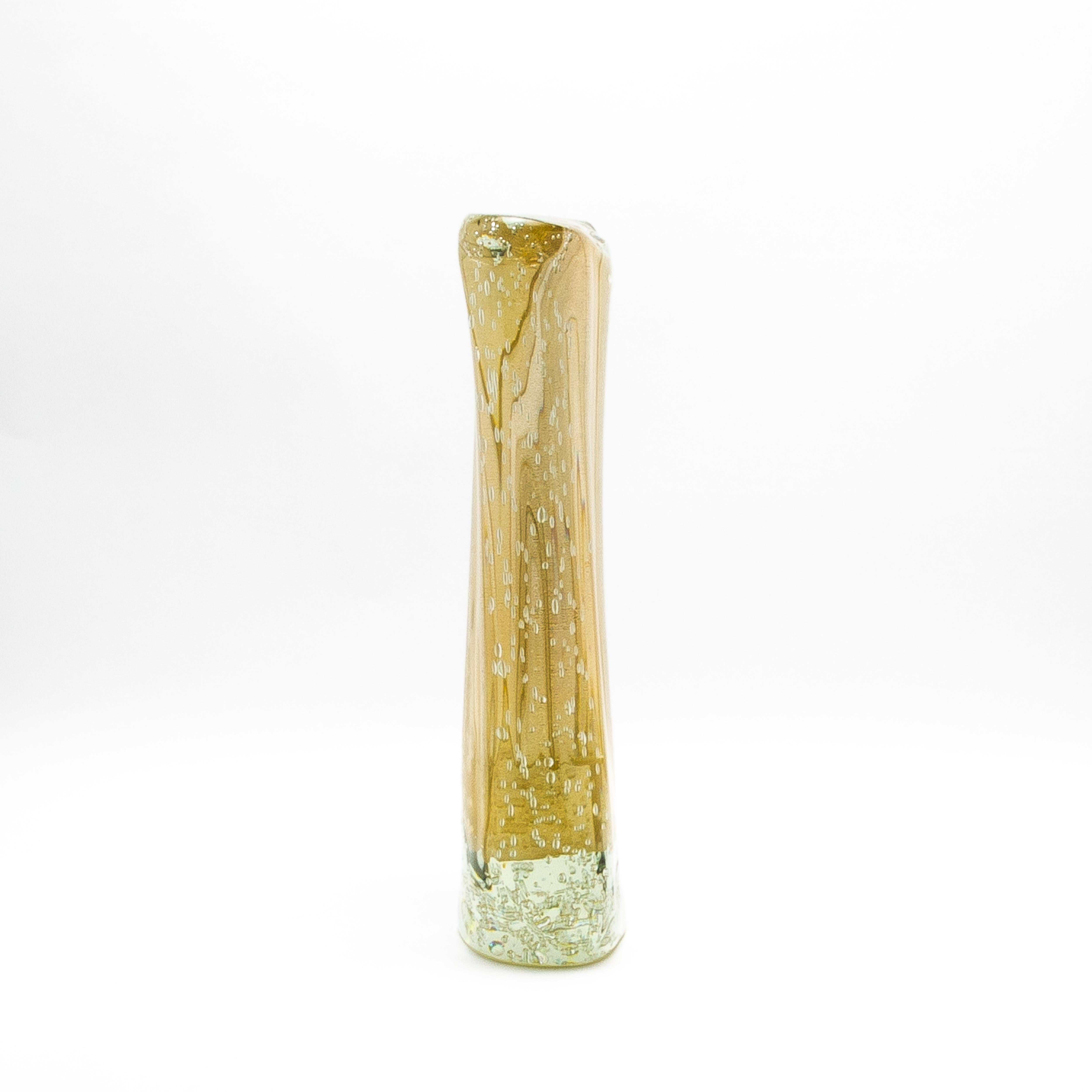 Handgeblasene geriffelte Murano-Vase in Klarglasur mit 24 Karat Goldflecken und Blasendetails (Italienisch) im Angebot