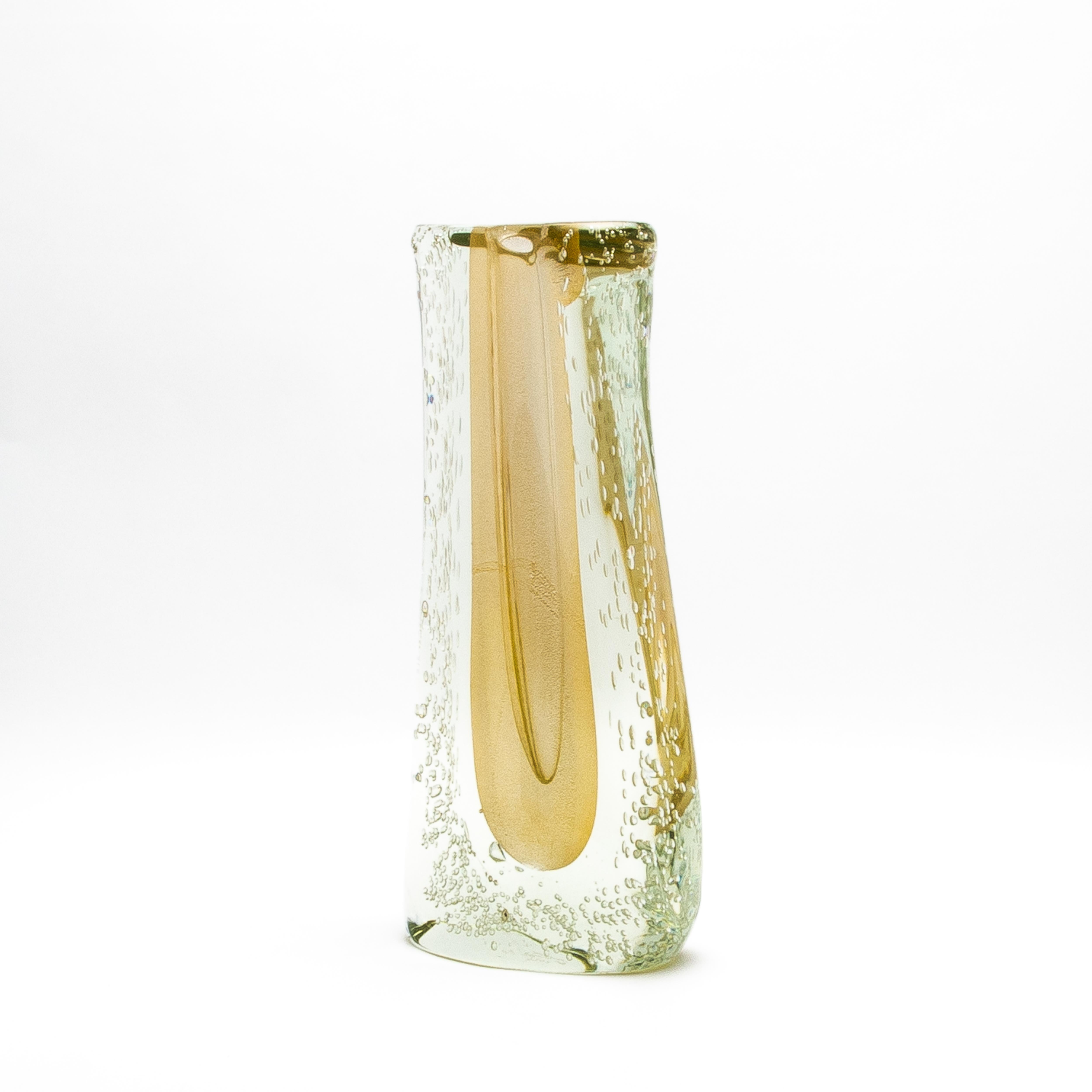 Handgeblasene geriffelte Murano-Vase in Klarglasur mit 24 Karat Goldflecken und Blasendetails (Handgefertigt) im Angebot