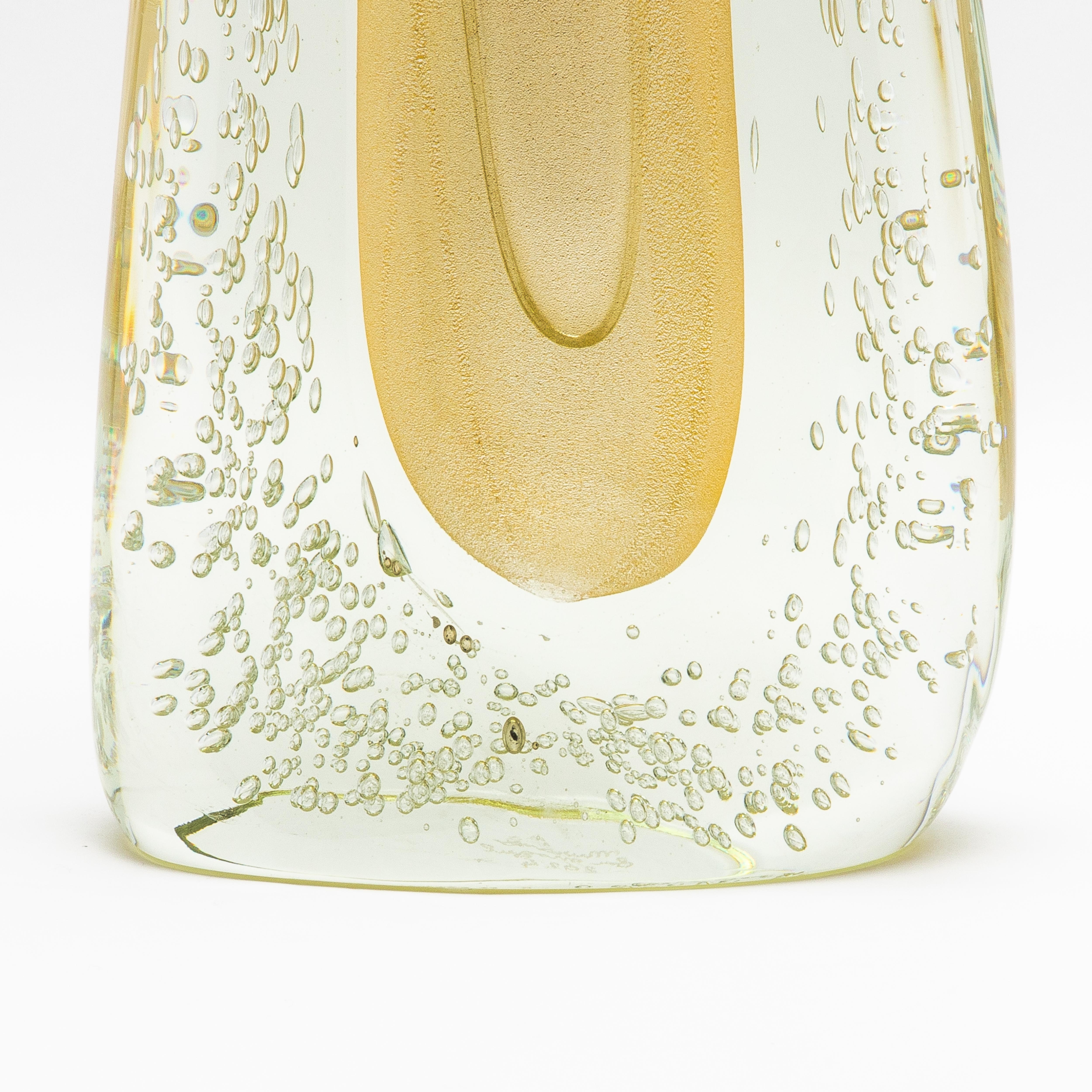 Handgeblasene geriffelte Murano-Vase in Klarglasur mit 24 Karat Goldflecken und Blasendetails (21. Jahrhundert und zeitgenössisch) im Angebot