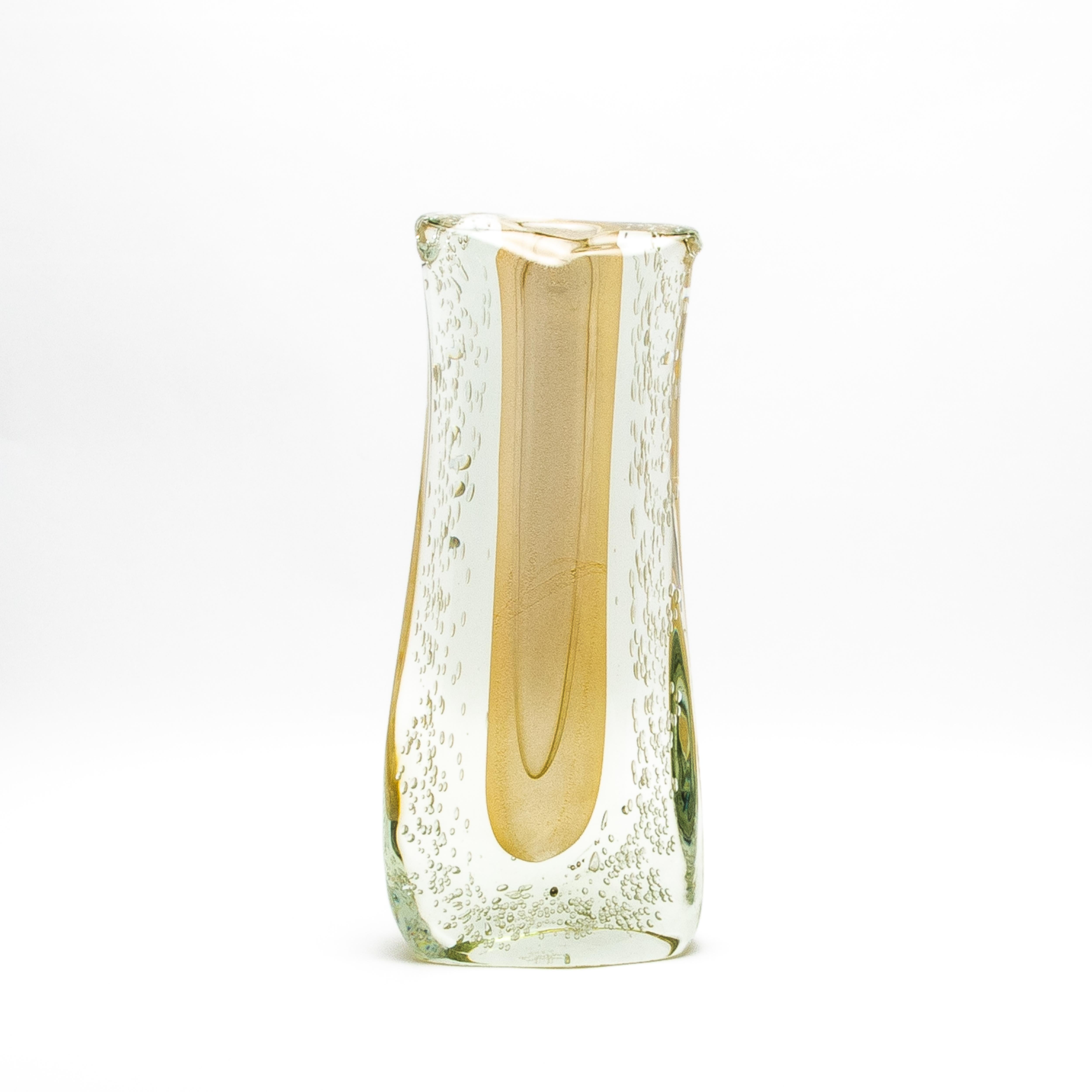 Handgeblasene geriffelte Murano-Vase in Klarglasur mit 24 Karat Goldflecken und Blasendetails (Muranoglas) im Angebot