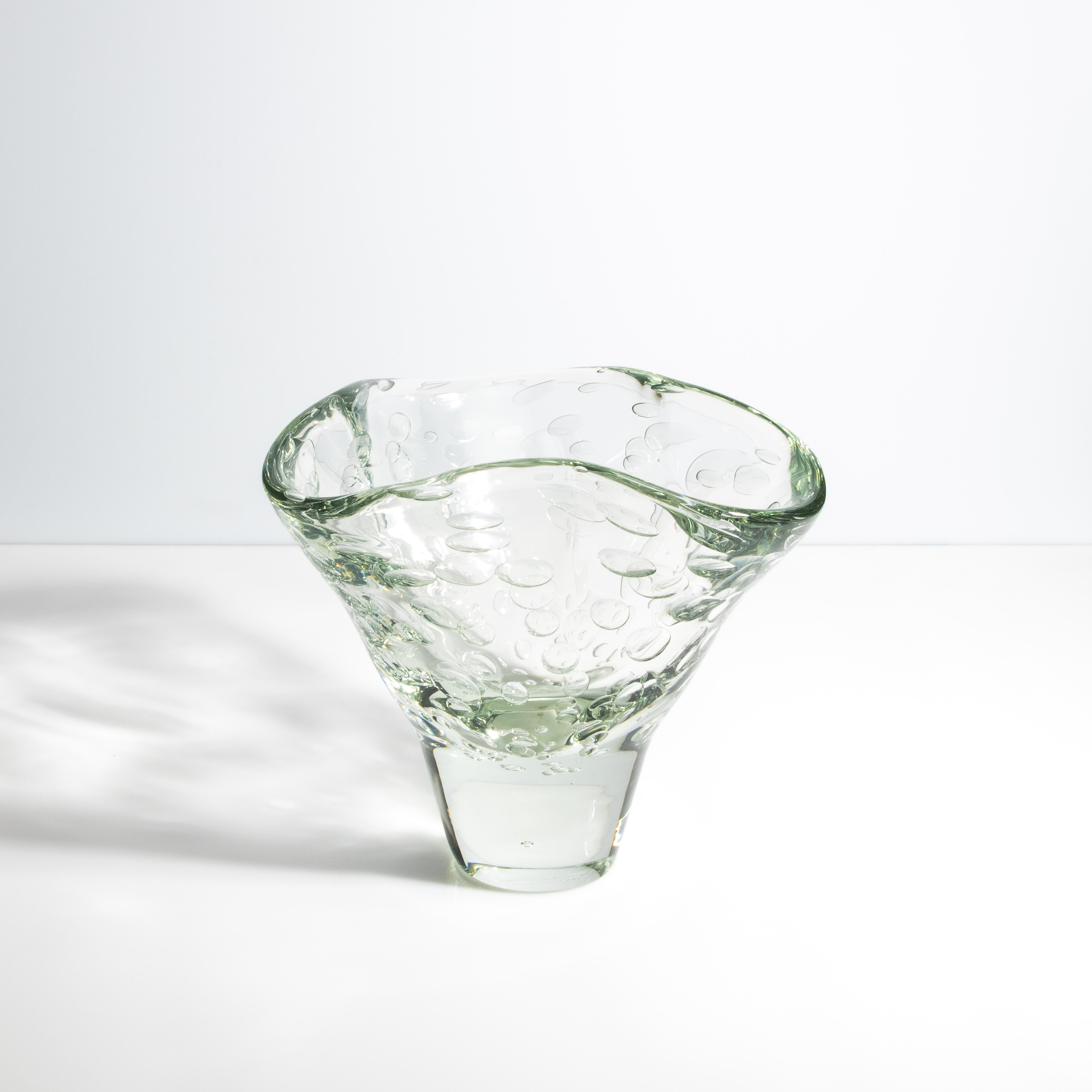 Moderno Vaso fluido di Murano soffiato a mano, trasparente e con bolle d'aria in vendita