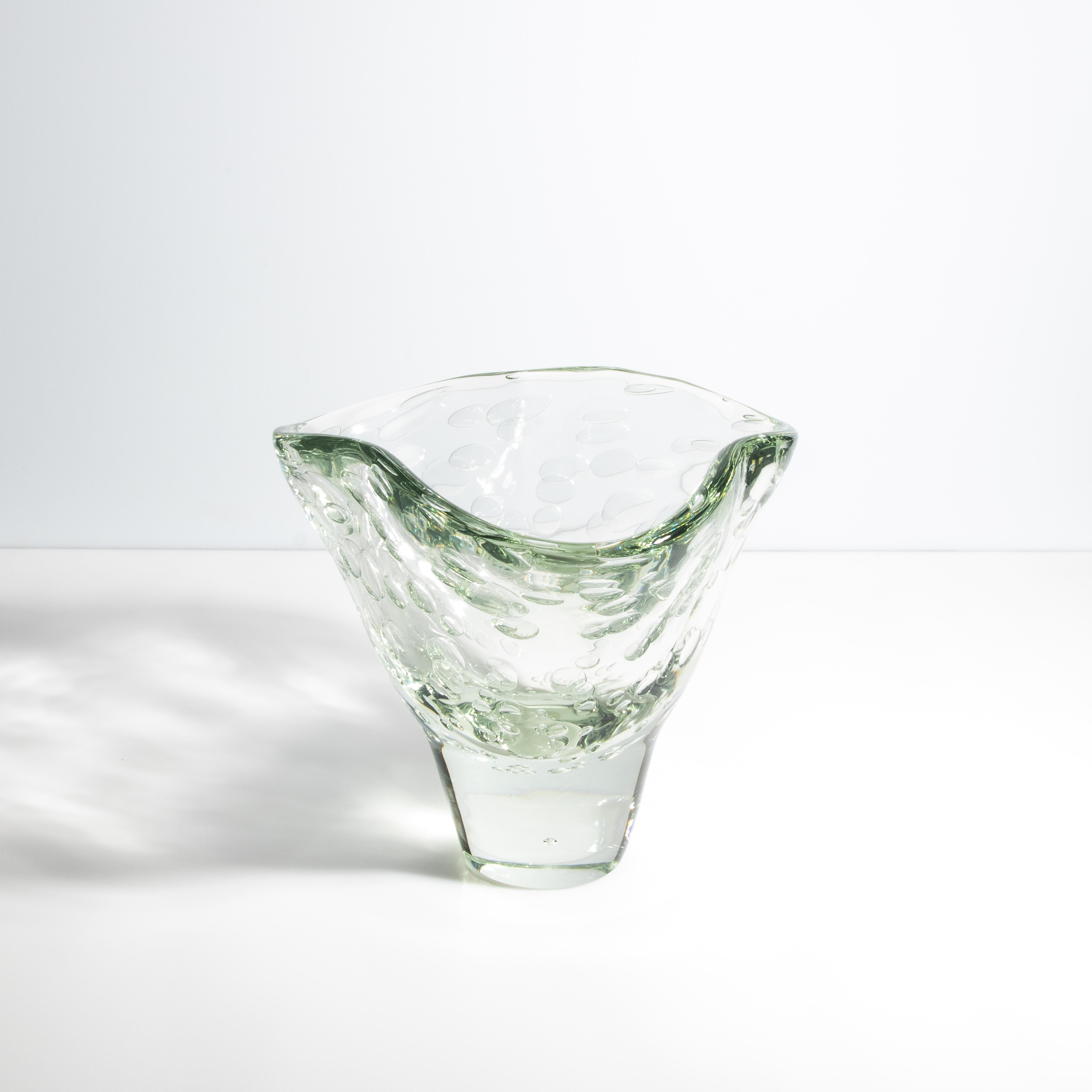 Italiano Vaso fluido di Murano soffiato a mano, trasparente e con bolle d'aria in vendita