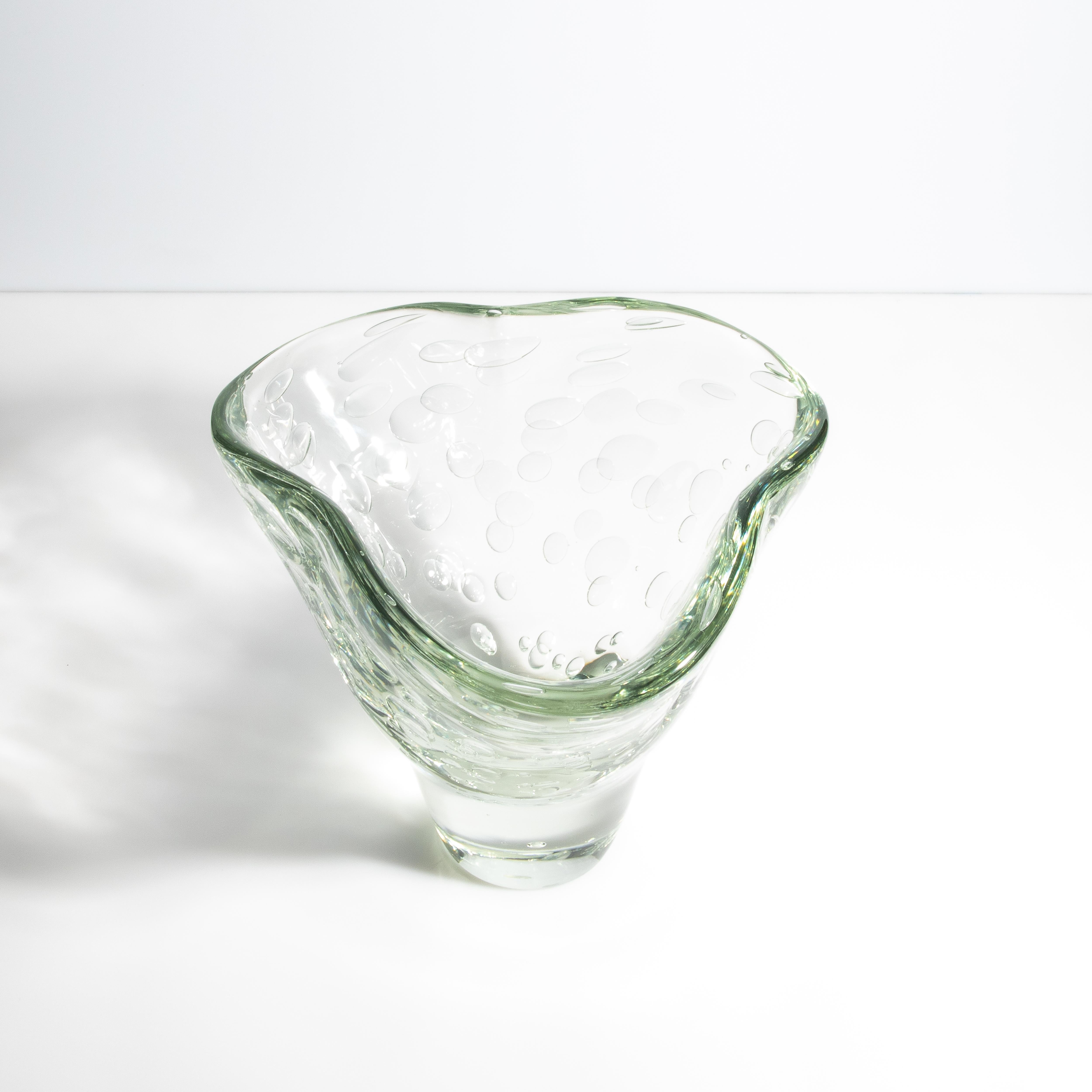 Intagliato a mano Vaso fluido di Murano soffiato a mano, trasparente e con bolle d'aria in vendita