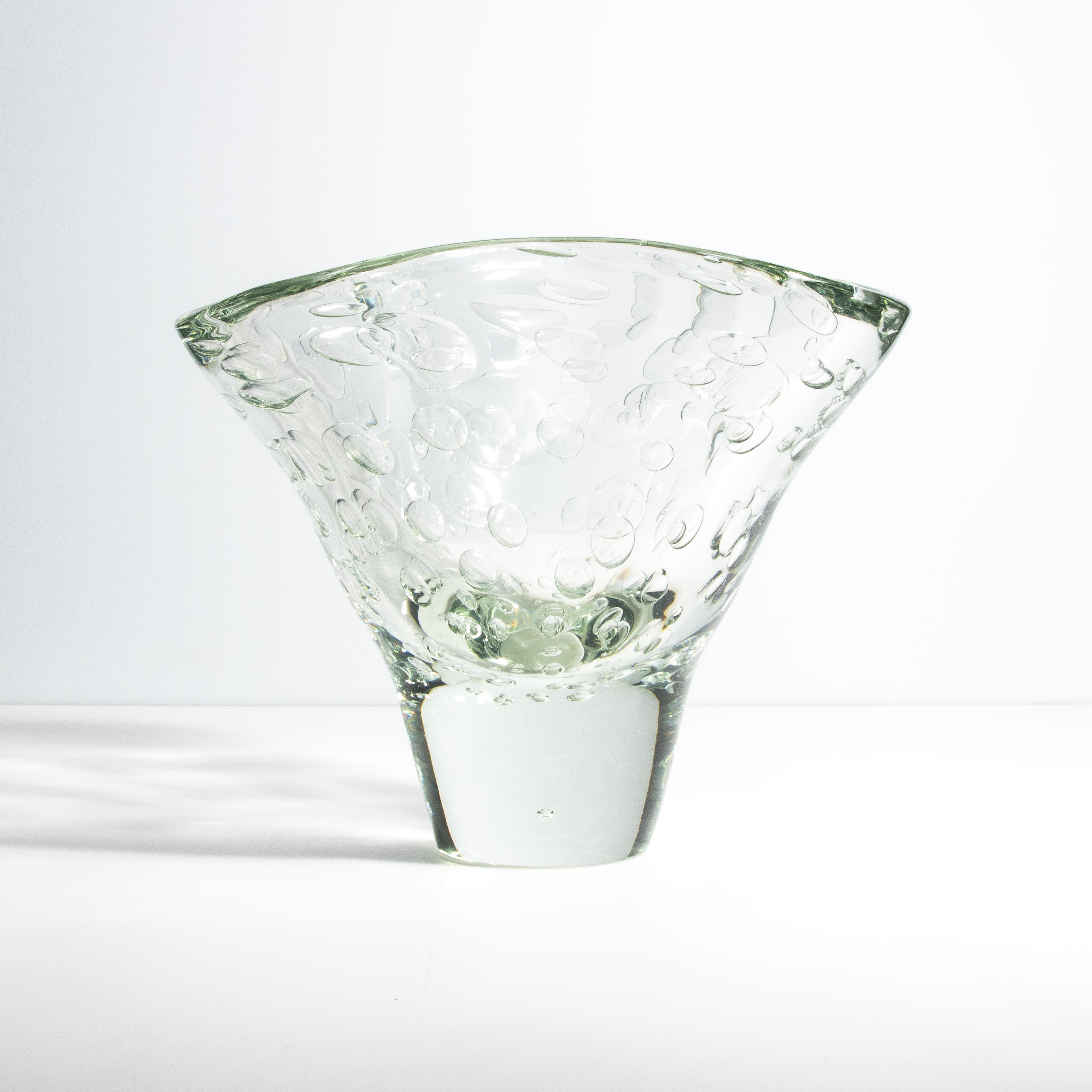 XXI secolo e contemporaneo Vaso fluido di Murano soffiato a mano, trasparente e con bolle d'aria in vendita