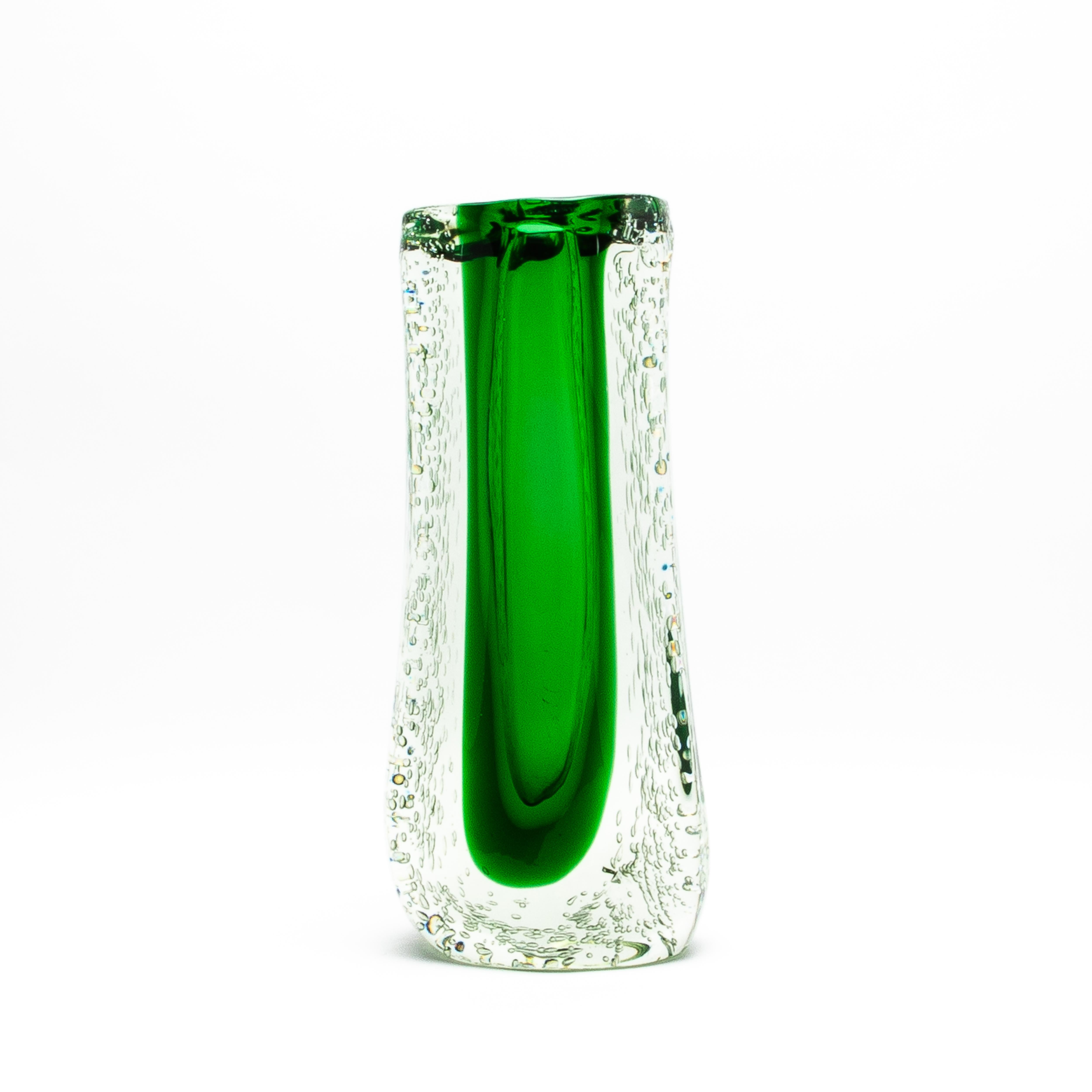 Hand-Blown Murano Fluid Vase in Clear with Emerald Green and Bubble Details in vendita 2