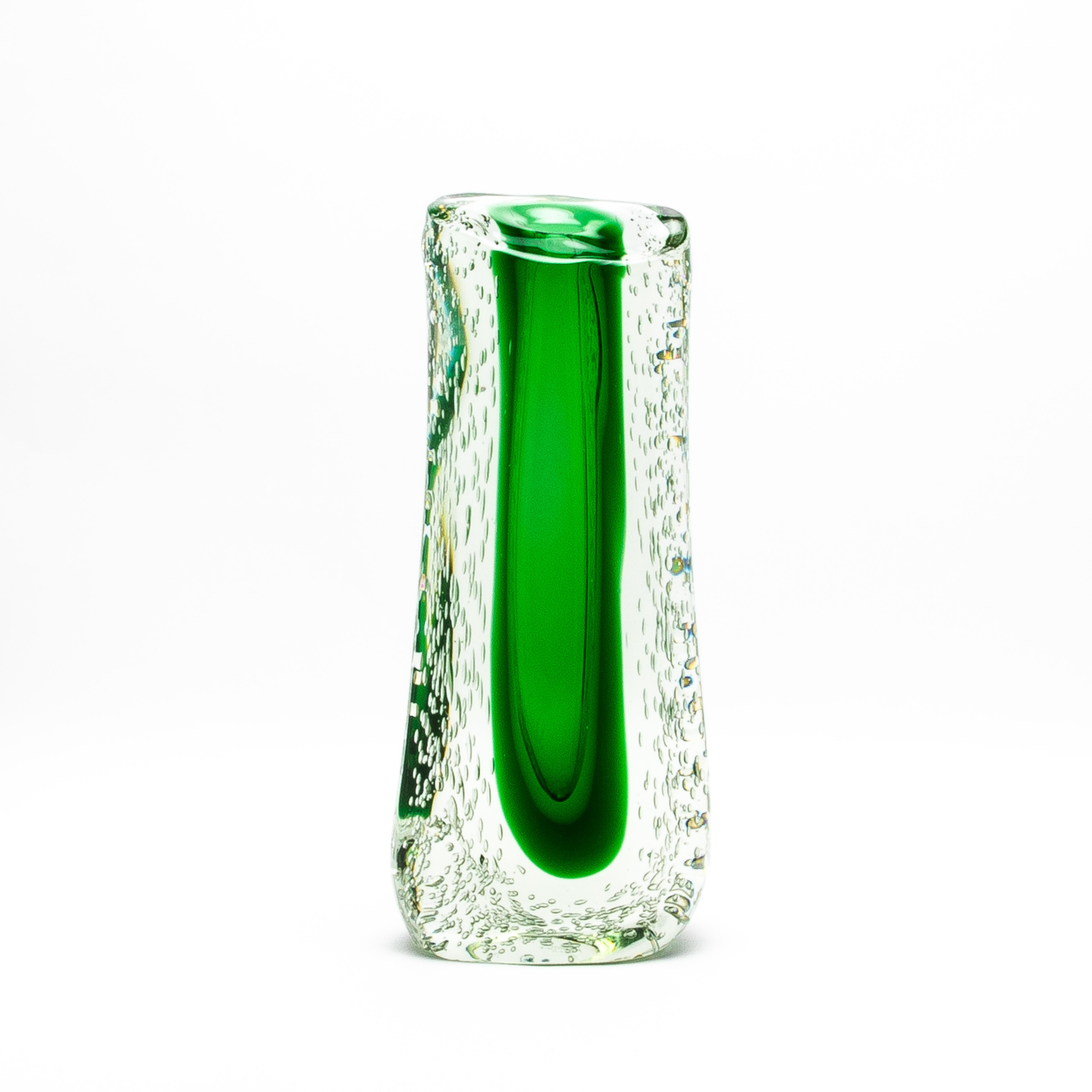 Hand-Blown Murano Fluid Vase in Clear with Emerald Green and Bubble Details in vendita 3