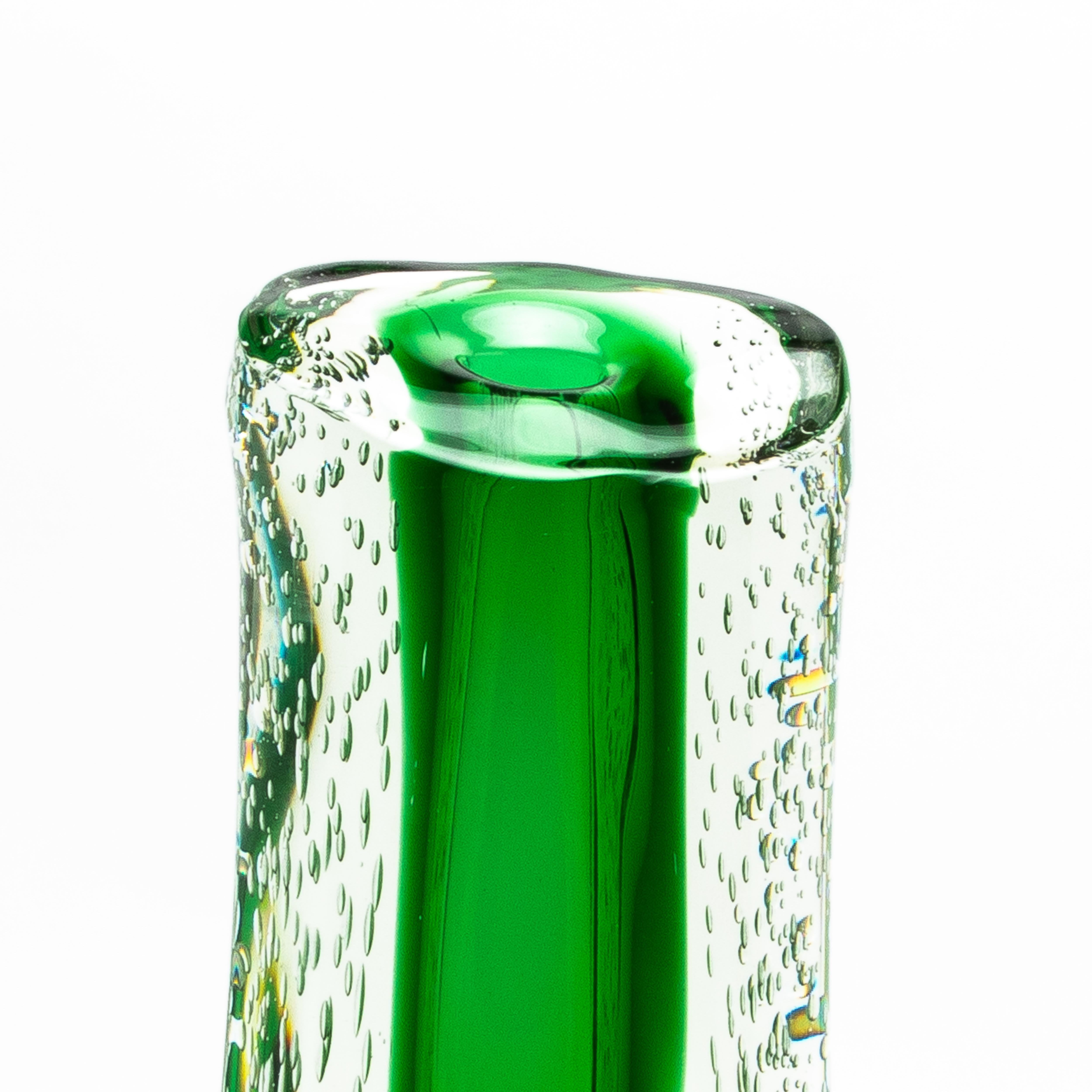 Moderno Hand-Blown Murano Fluid Vase in Clear with Emerald Green and Bubble Details in vendita
