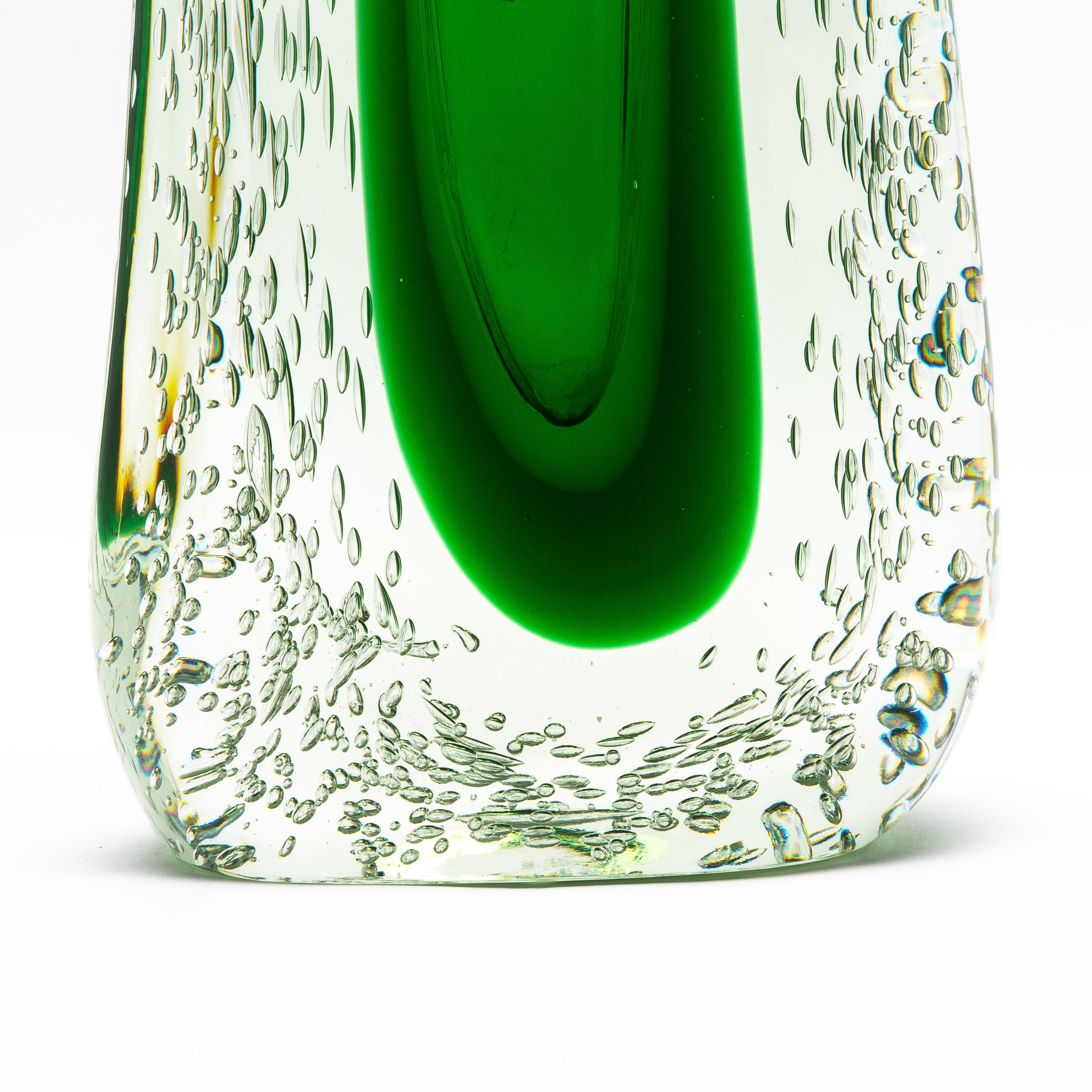 Fatto a mano Hand-Blown Murano Fluid Vase in Clear with Emerald Green and Bubble Details in vendita