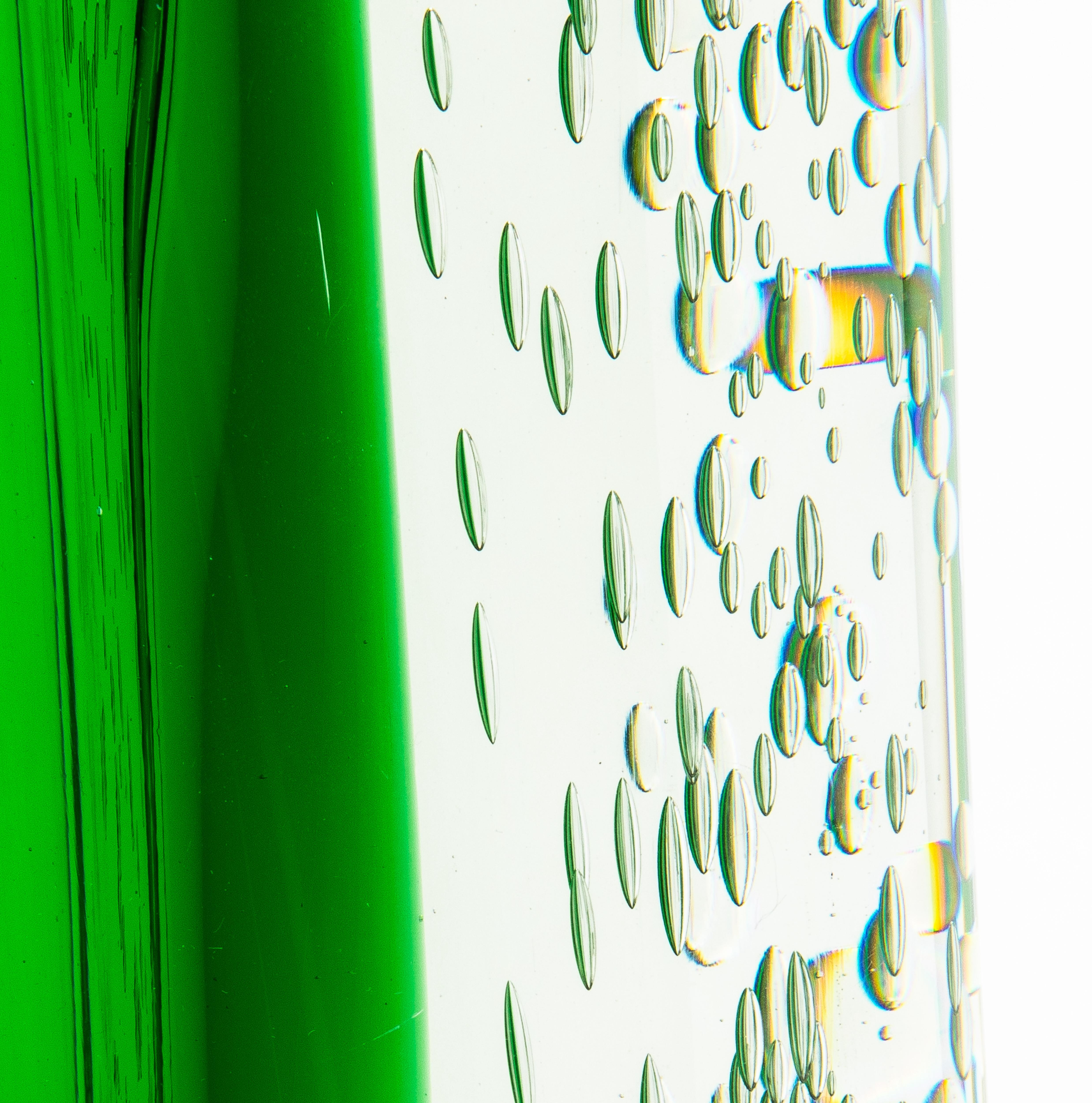 Hand-Blown Murano Fluid Vase in Clear with Emerald Green and Bubble Details In condizioni Nuovo in vendita a West Hollywood, CA