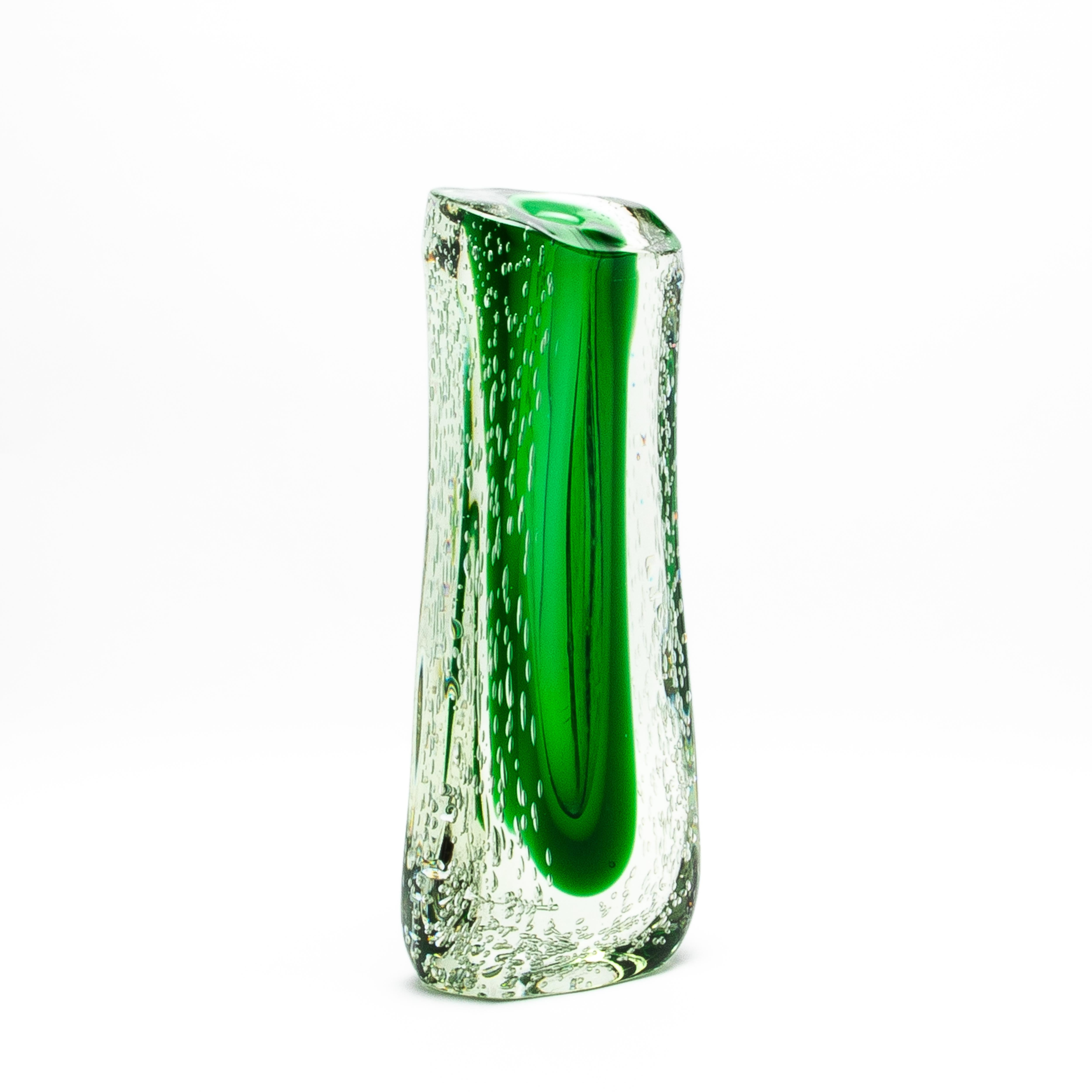 XXI secolo e contemporaneo Hand-Blown Murano Fluid Vase in Clear with Emerald Green and Bubble Details in vendita