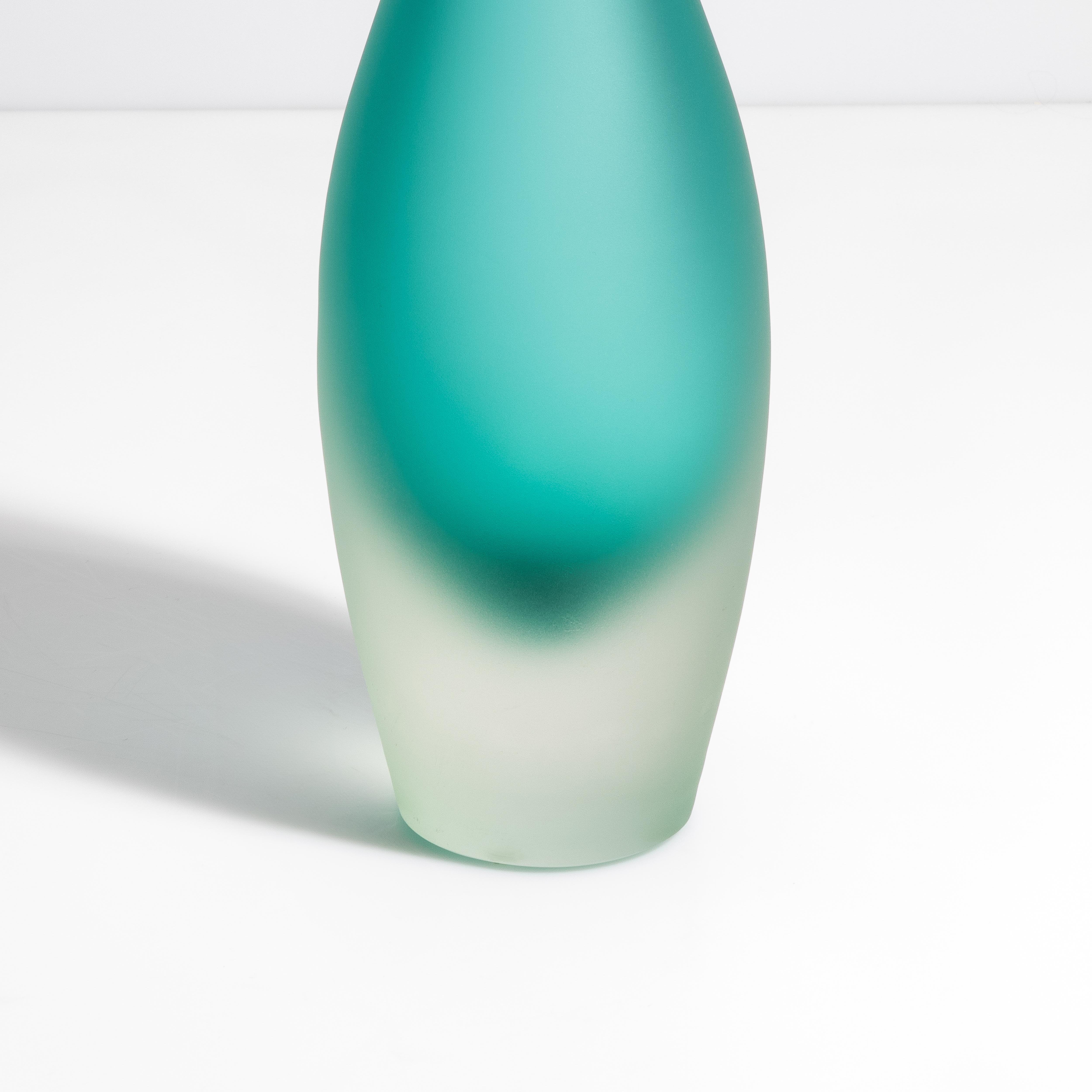 Moderne Vase flûte en Murano soufflé à la main en sarcelle en vente