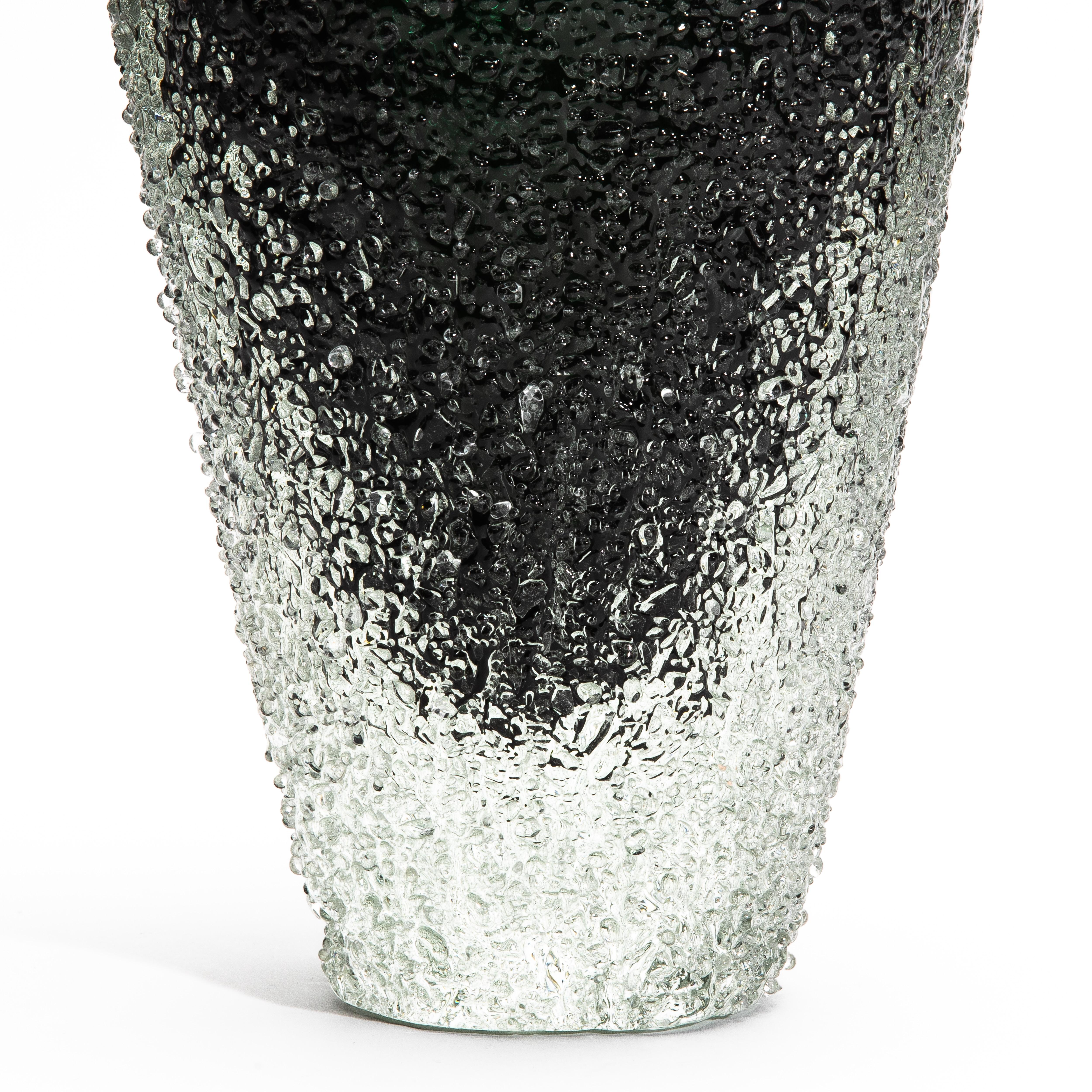 Fatto a mano Hand-Blown Murano Frozen Vase in Emerald Green Large in vendita