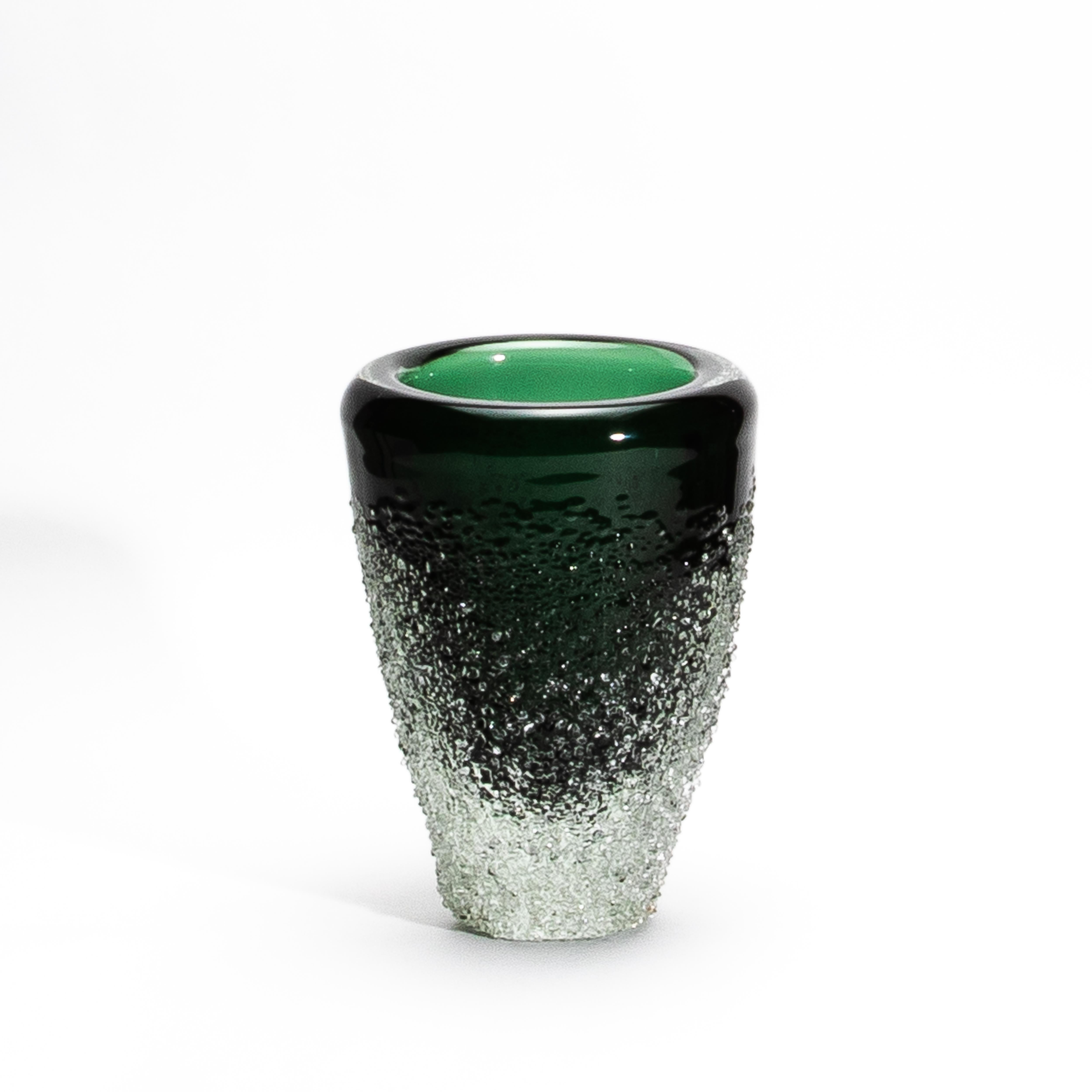 Hand-Blown Murano Frozen Vase in Emerald Green Medium in vendita 2
